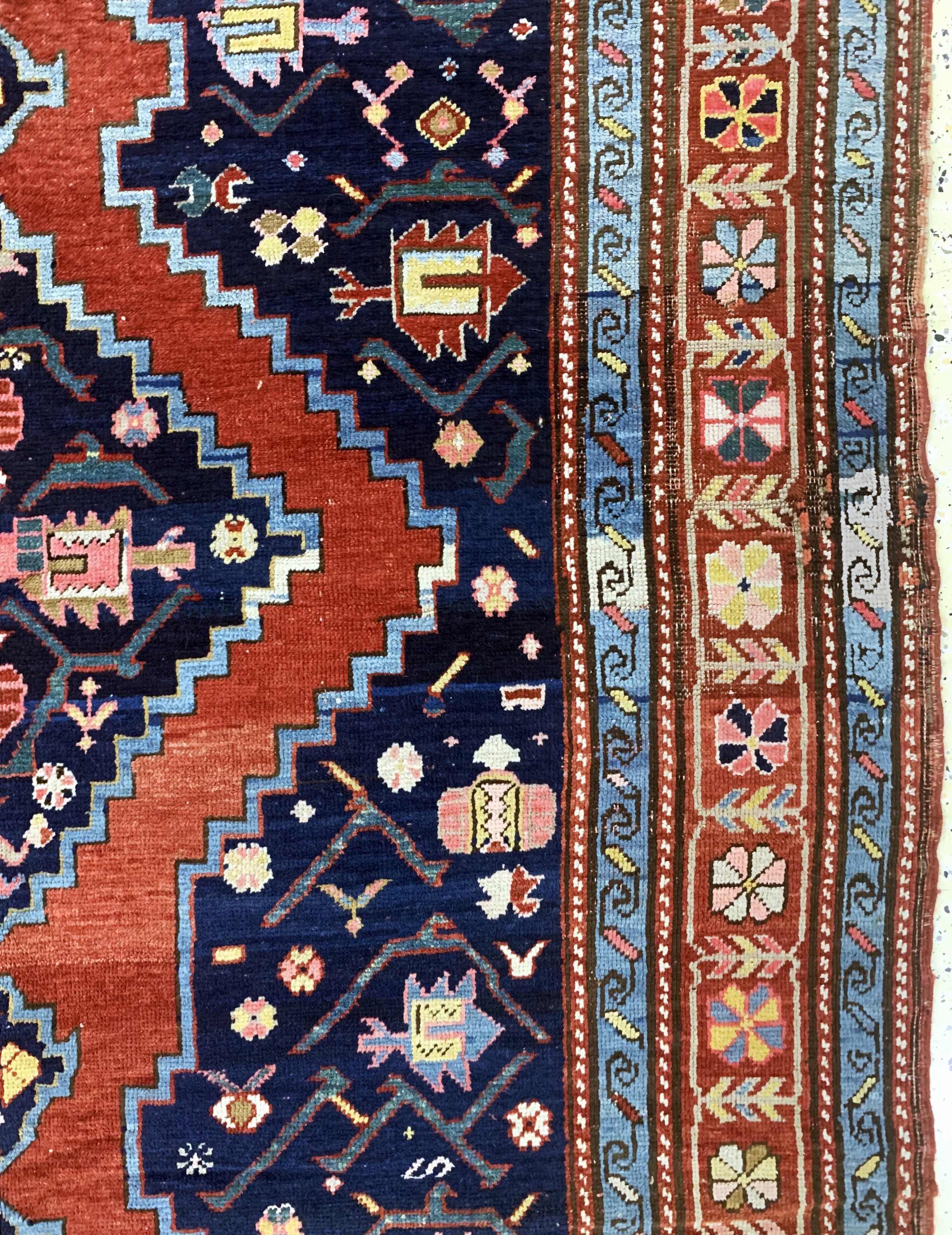 Detail f: Karabagh antik, Kaukasus, 19.Jhd, Wolle aufWolle, ca. 400 x 170 cm, EHZ: 3(restauriert).