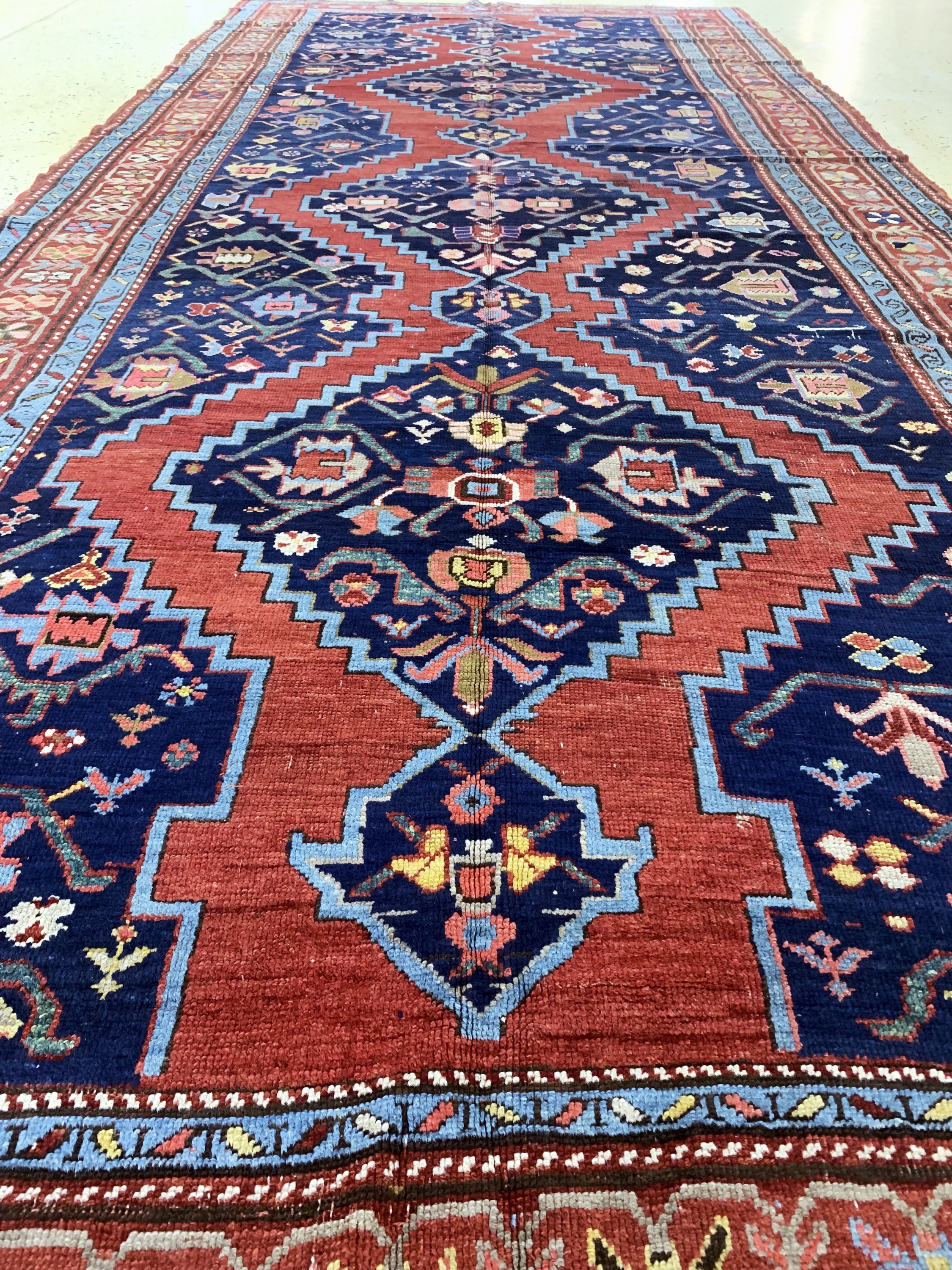 Detail h: Karabagh antik, Kaukasus, 19.Jhd, Wolle aufWolle, ca. 400 x 170 cm, EHZ: 3(restauriert).