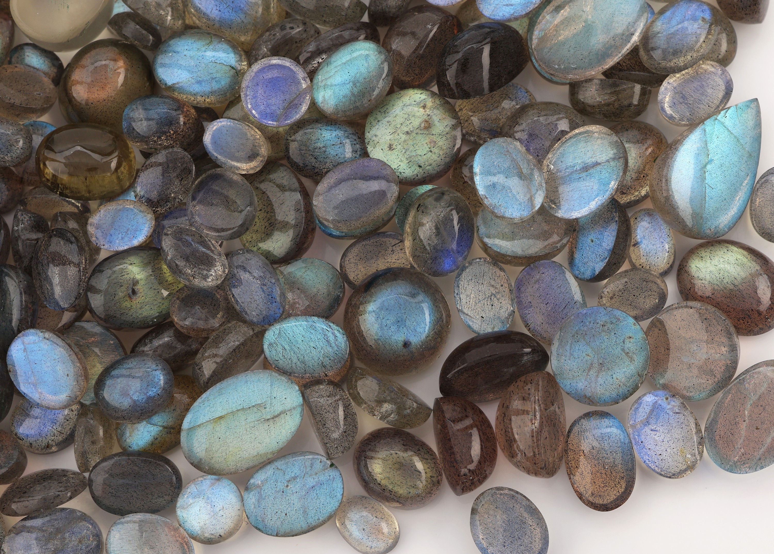 Detail b: Lot lose Labradorite, zus. ca. 507.88 ct, Cabochons in versch. Größen und Formen
