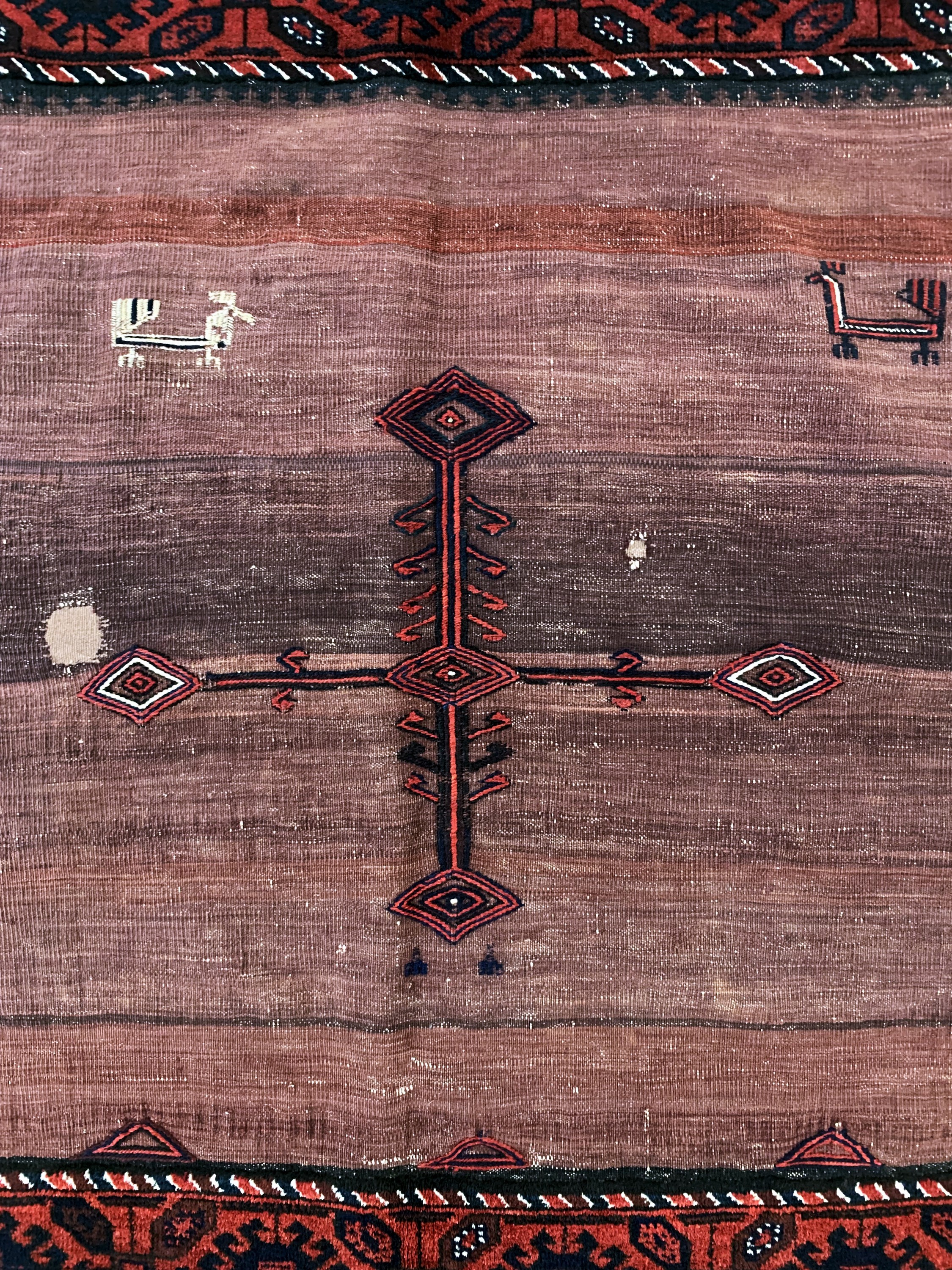 Detail b: Belutsch"Sofreh"antik, Persien, um 1900, Wolle auf Wolle, ca. 120 x 125 cm, EHZ: 2-3(geflickt)