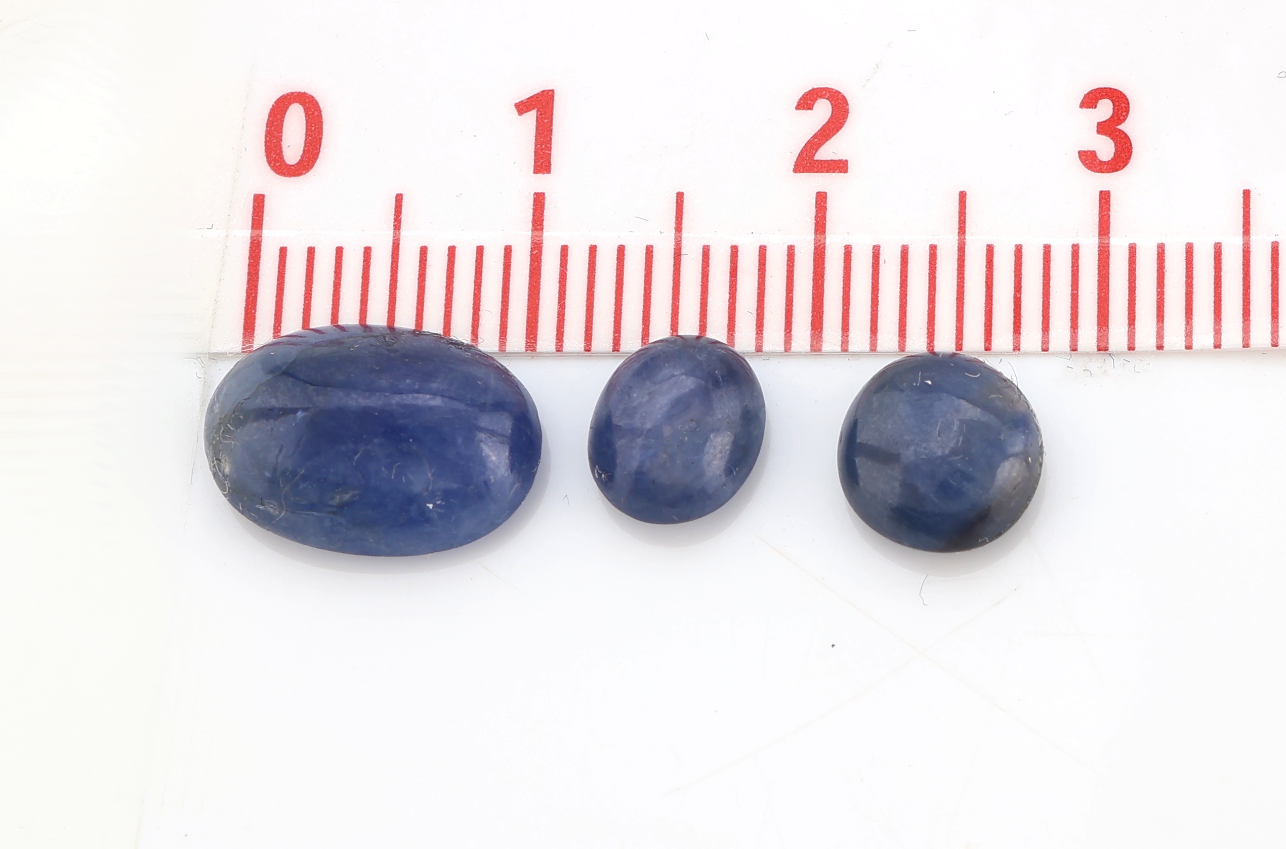 Detail a: Lot lose Saphire, zus. ca. 74.12 ct, Cabochonsund ovalfacett. in versch. Größen, Formen und Farbnuancen