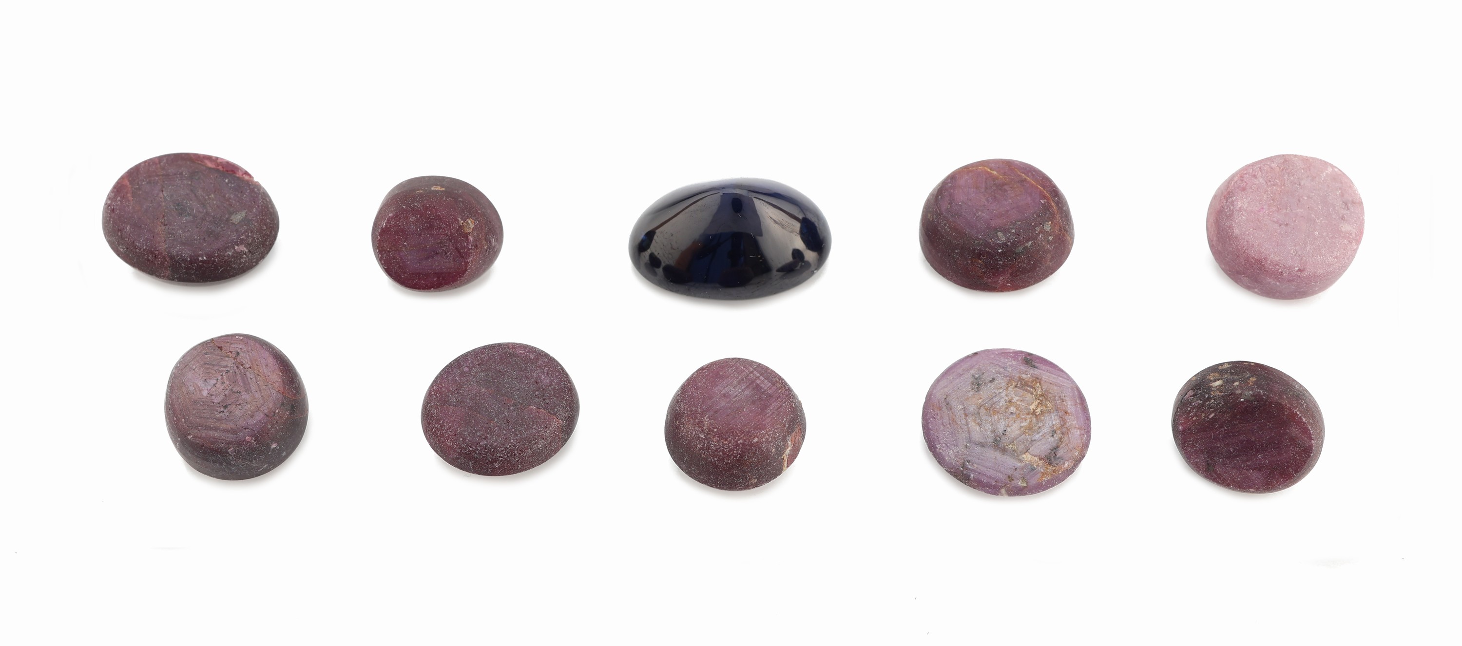 Detail a: Lot lose Rubine und 1 Saphir, zus. ca. 122.63 ct, Sternrubine in versch. Größen und Formen