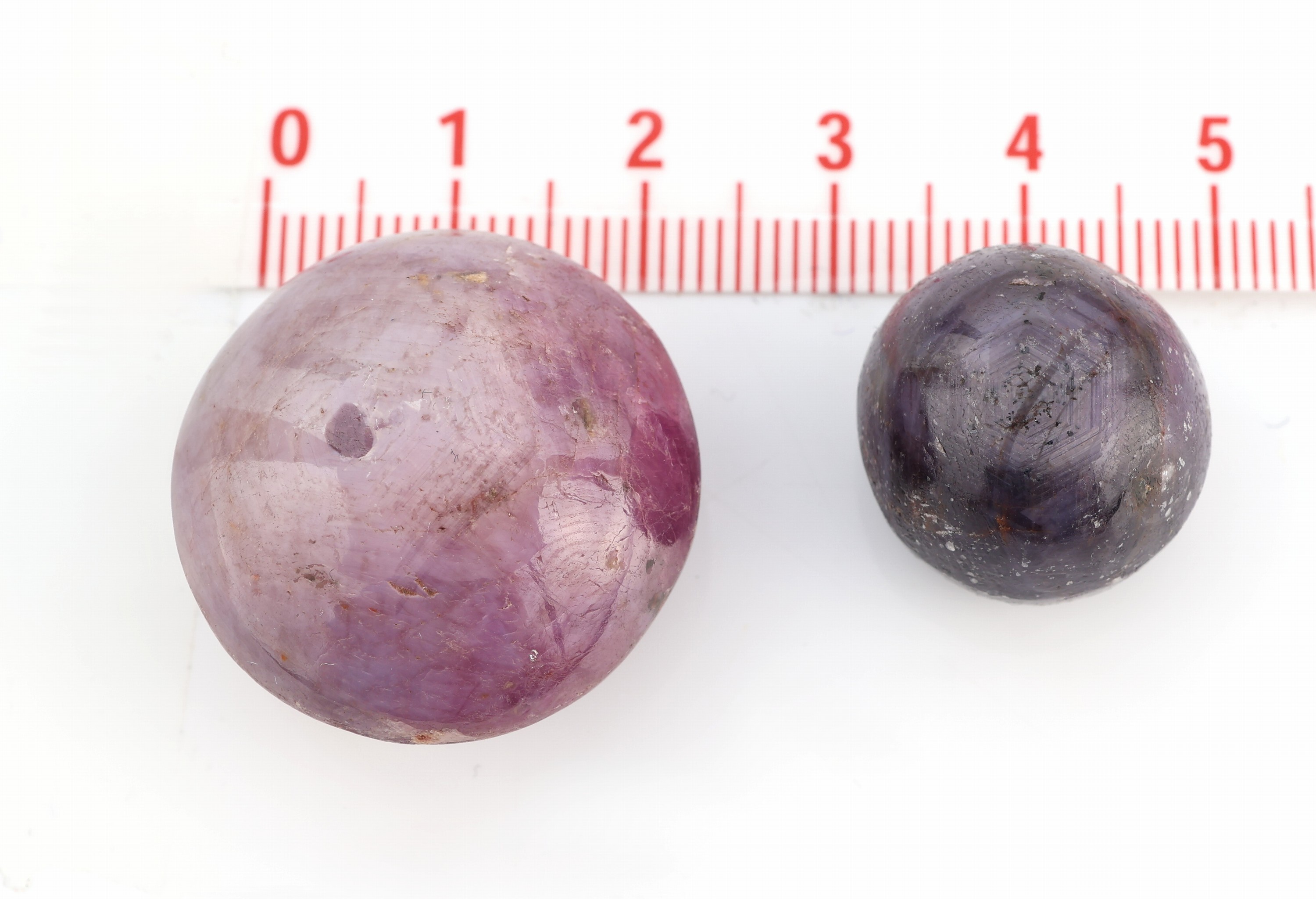 Detail b: Lot 5 lose Rubine, zus. ca. 386.90 ct, Sternrubine in versch. Größen und Farbnuancen
