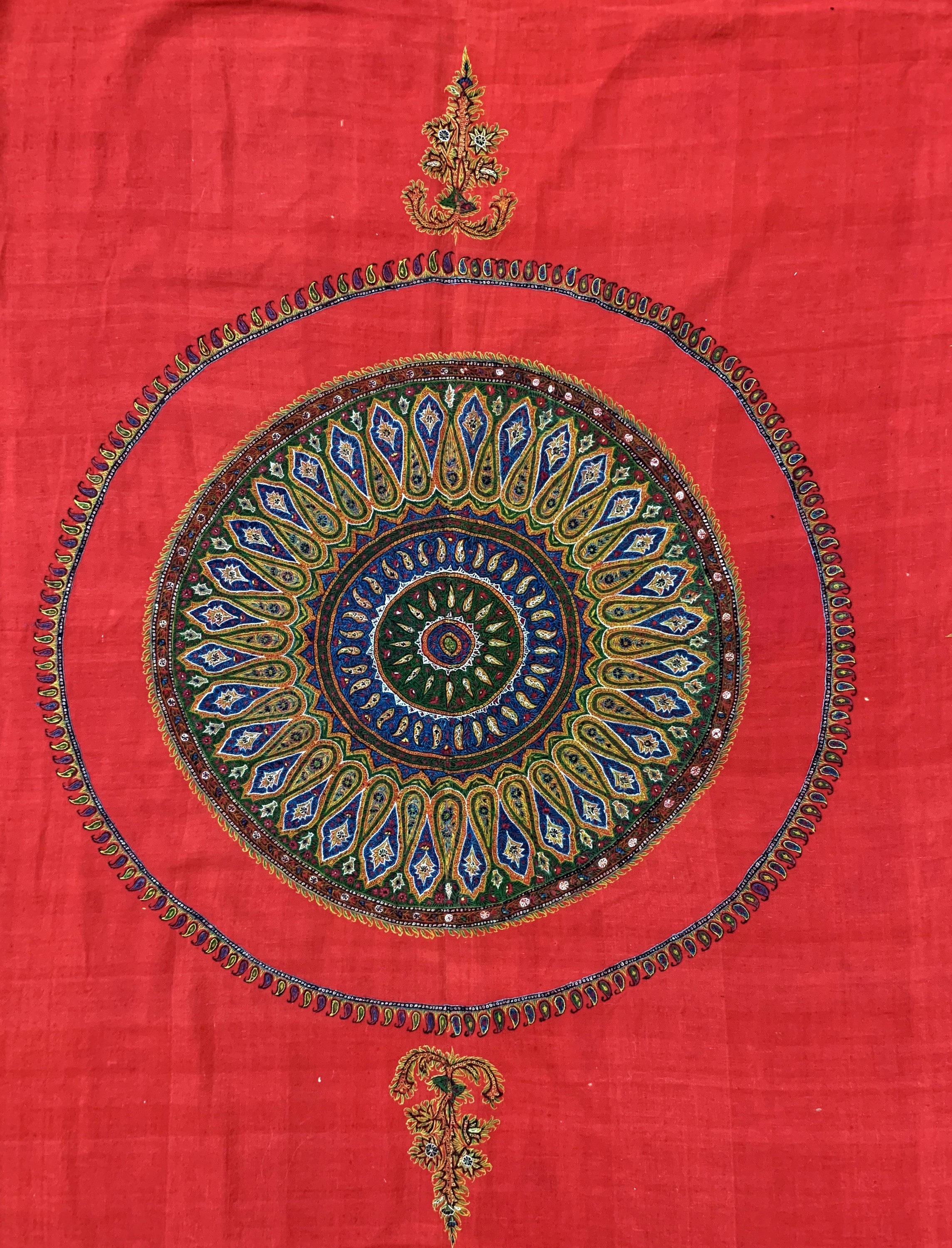 Detail c: Kerman Stickerei antik, Persien, um 1900, aufwendige feine Seidenstickerei, ca. 230 x 170 cm, EHZ: 2(kleine Löcher).