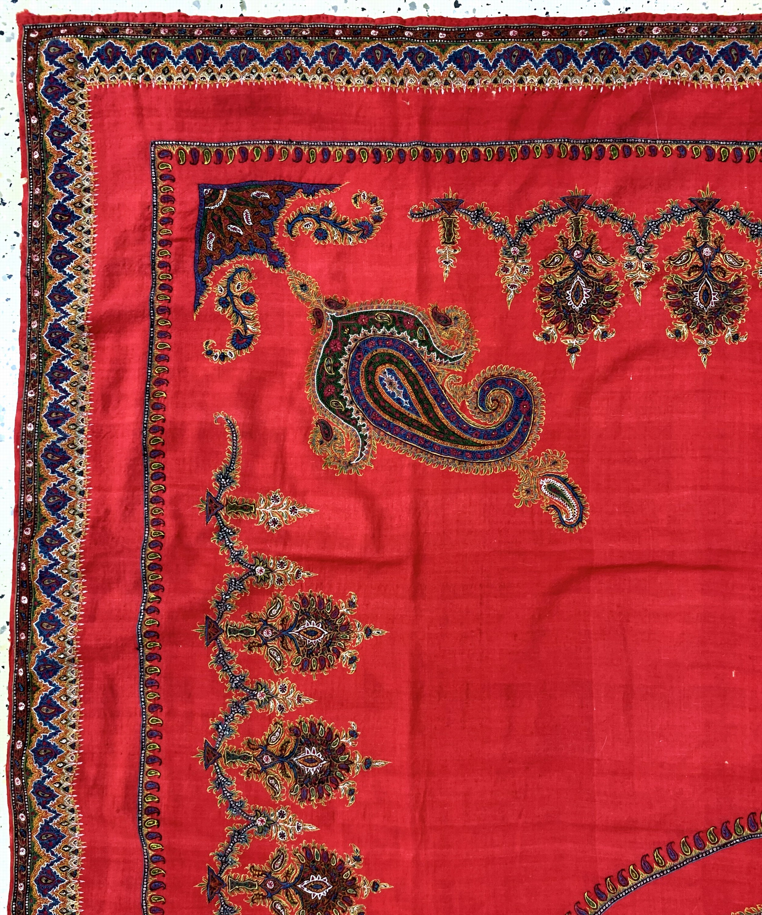 Detail d: Kerman Stickerei antik, Persien, um 1900, aufwendige feine Seidenstickerei, ca. 230 x 170 cm, EHZ: 2(kleine Löcher).