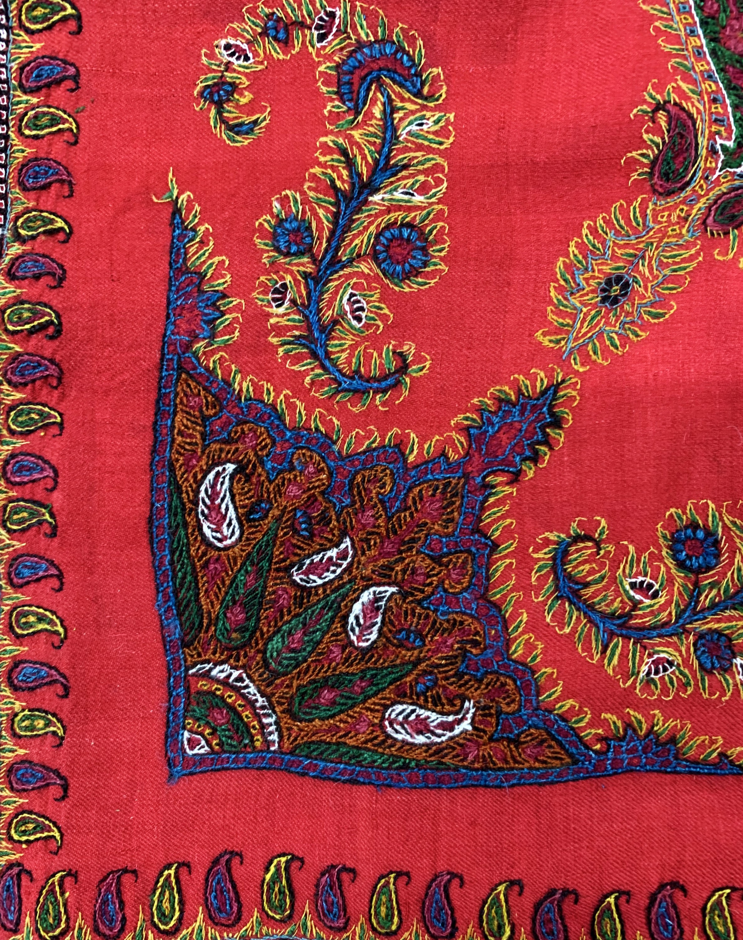 Detail f: Kerman Stickerei antik, Persien, um 1900, aufwendige feine Seidenstickerei, ca. 230 x 170 cm, EHZ: 2(kleine Löcher).
