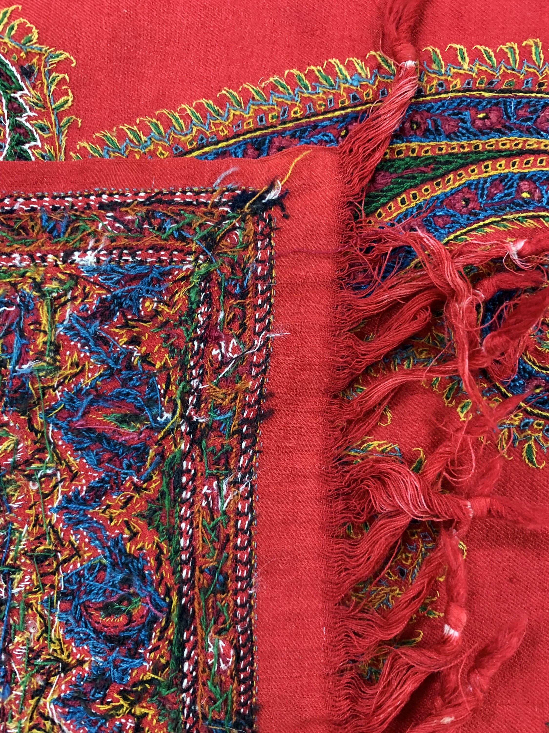 Detail g: Kerman Stickerei antik, Persien, um 1900, aufwendige feine Seidenstickerei, ca. 230 x 170 cm, EHZ: 2(kleine Löcher).