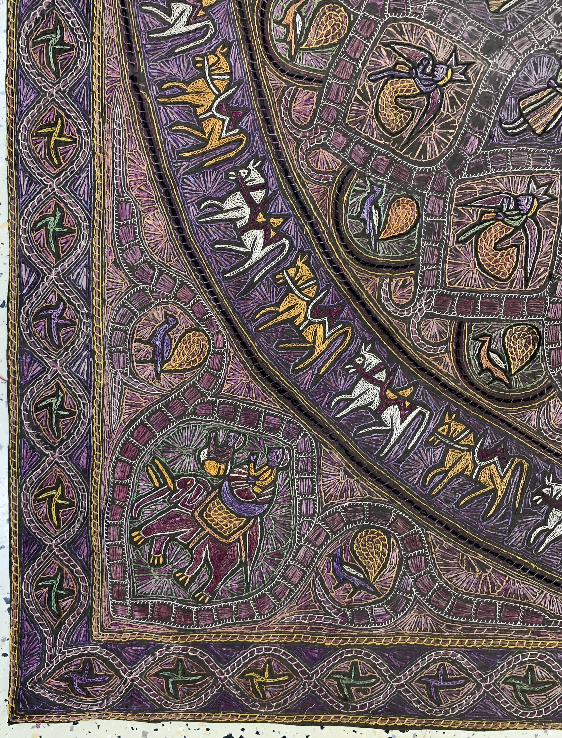 Detail b: Antike Stickerei, Indien, um 1900, aufwendige feine Seidenstickerei, ca. 140 x 140 cm, EHZ: 2