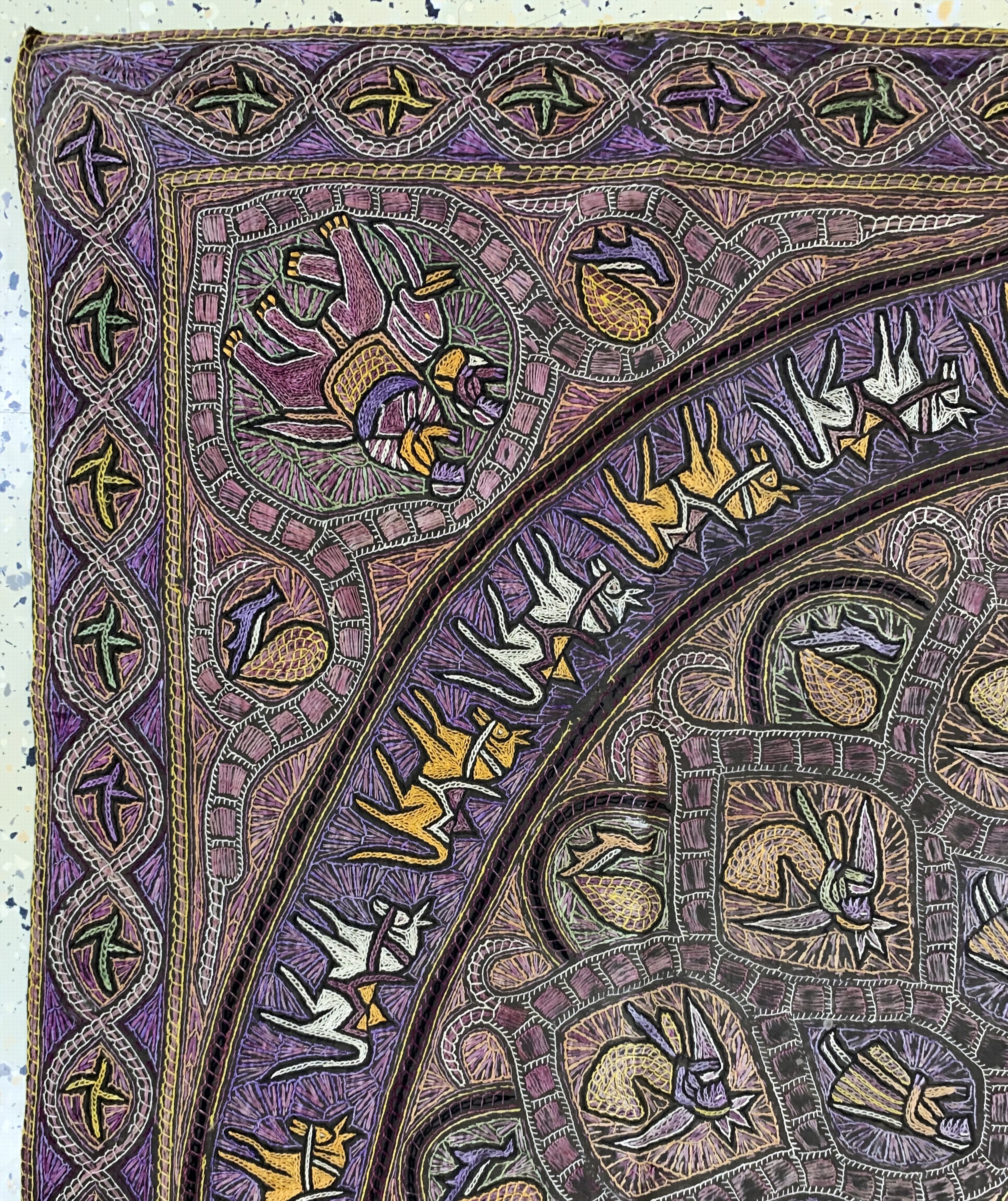 Detail d: Antike Stickerei, Indien, um 1900, aufwendige feine Seidenstickerei, ca. 140 x 140 cm, EHZ: 2