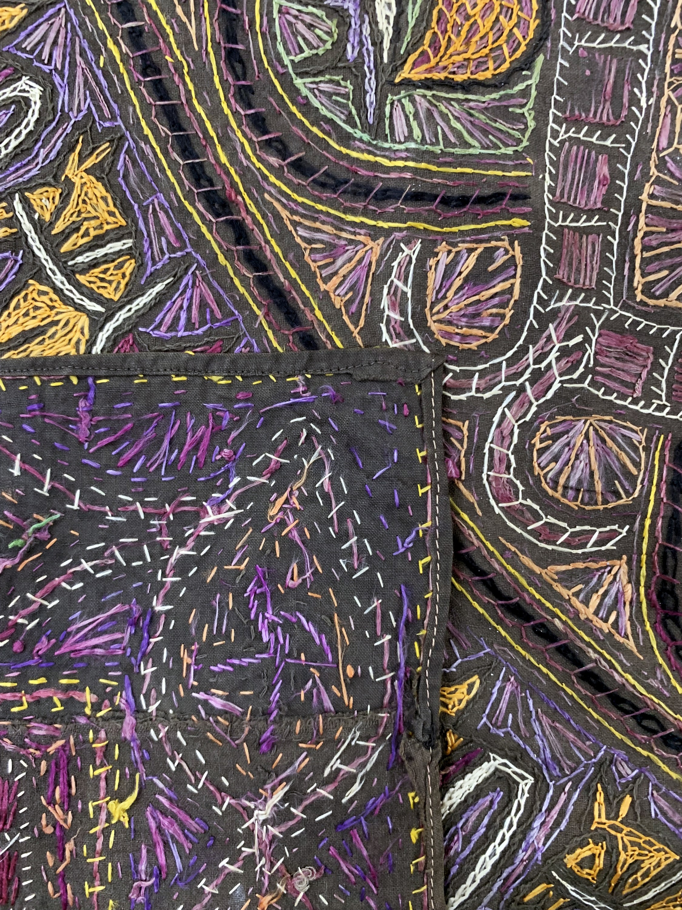 Detail g: Antike Stickerei, Indien, um 1900, aufwendige feine Seidenstickerei, ca. 140 x 140 cm, EHZ: 2