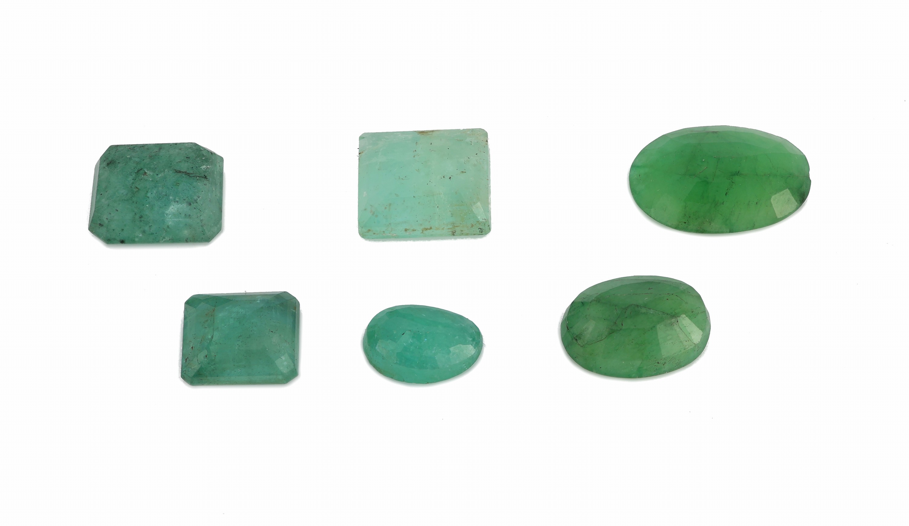 Detail a: Lot lose 6 lose Smaragde, zus. ca. 39.0 ct, versch. Schliffformen, Größen und Farbnuancen,teilw. mit Ausbrüchen
