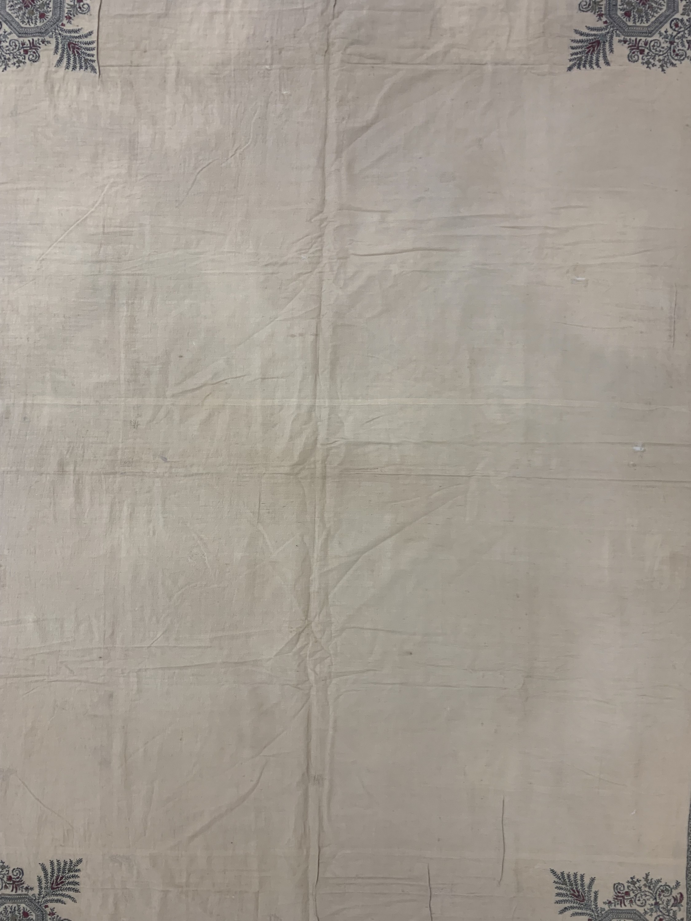 Detail b: Ghalamkar antik, Indien, Anfang 20.Jhd, bedruckter Stoff, ca. 280 x 135 cm, EHZ: 3(Risse & verschmutzt).
