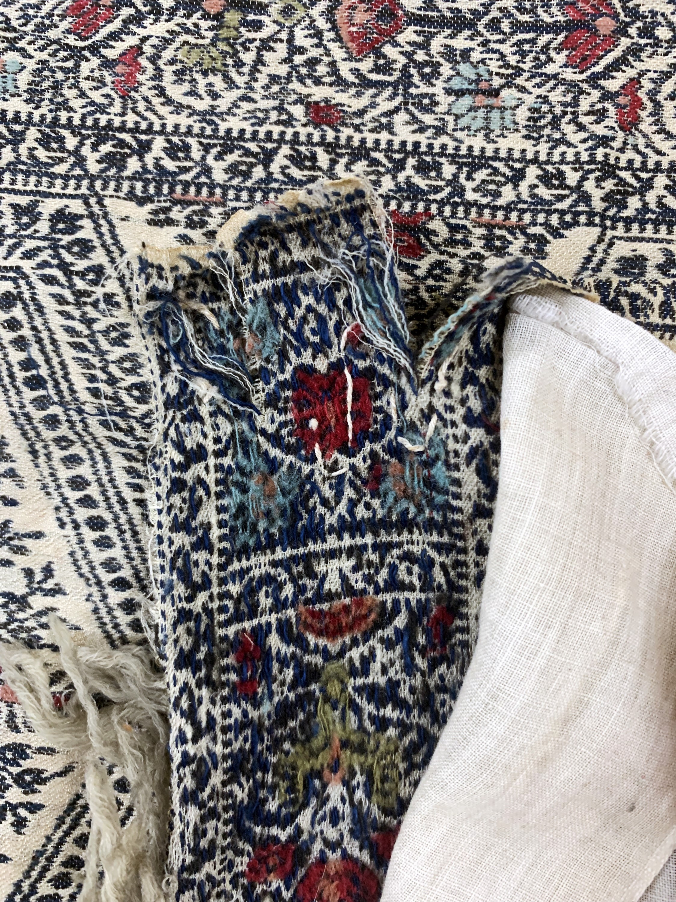 Detail f: Ghalamkar antik, Indien, Anfang 20.Jhd, bedruckter Stoff, ca. 280 x 135 cm, EHZ: 3(Risse & verschmutzt).