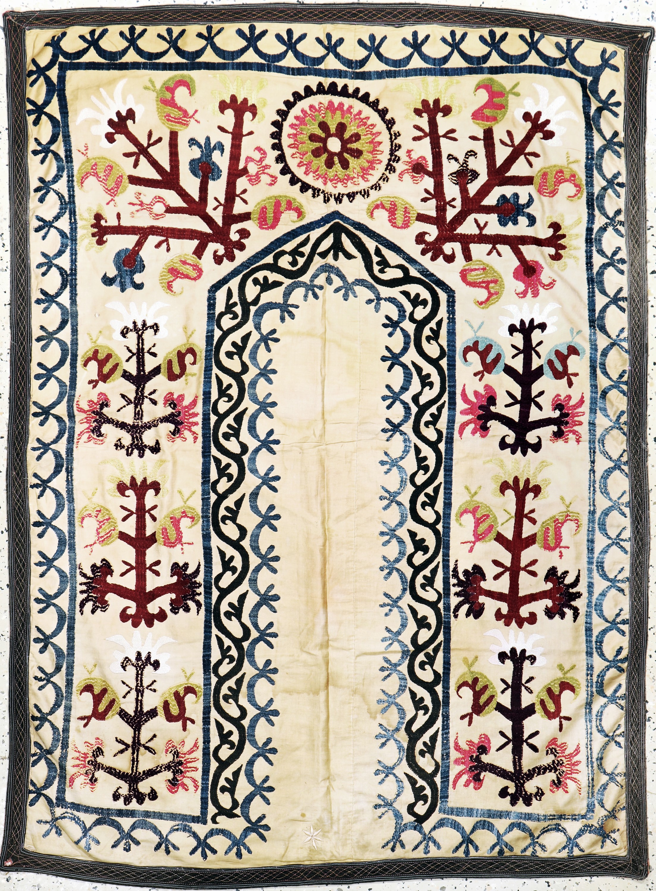 Seiden Susani antik, Uzbekistan, um 1900, Seiden-Stickerei, ca. 143 x 103 cm, EHZ: 2-3(fleckig)