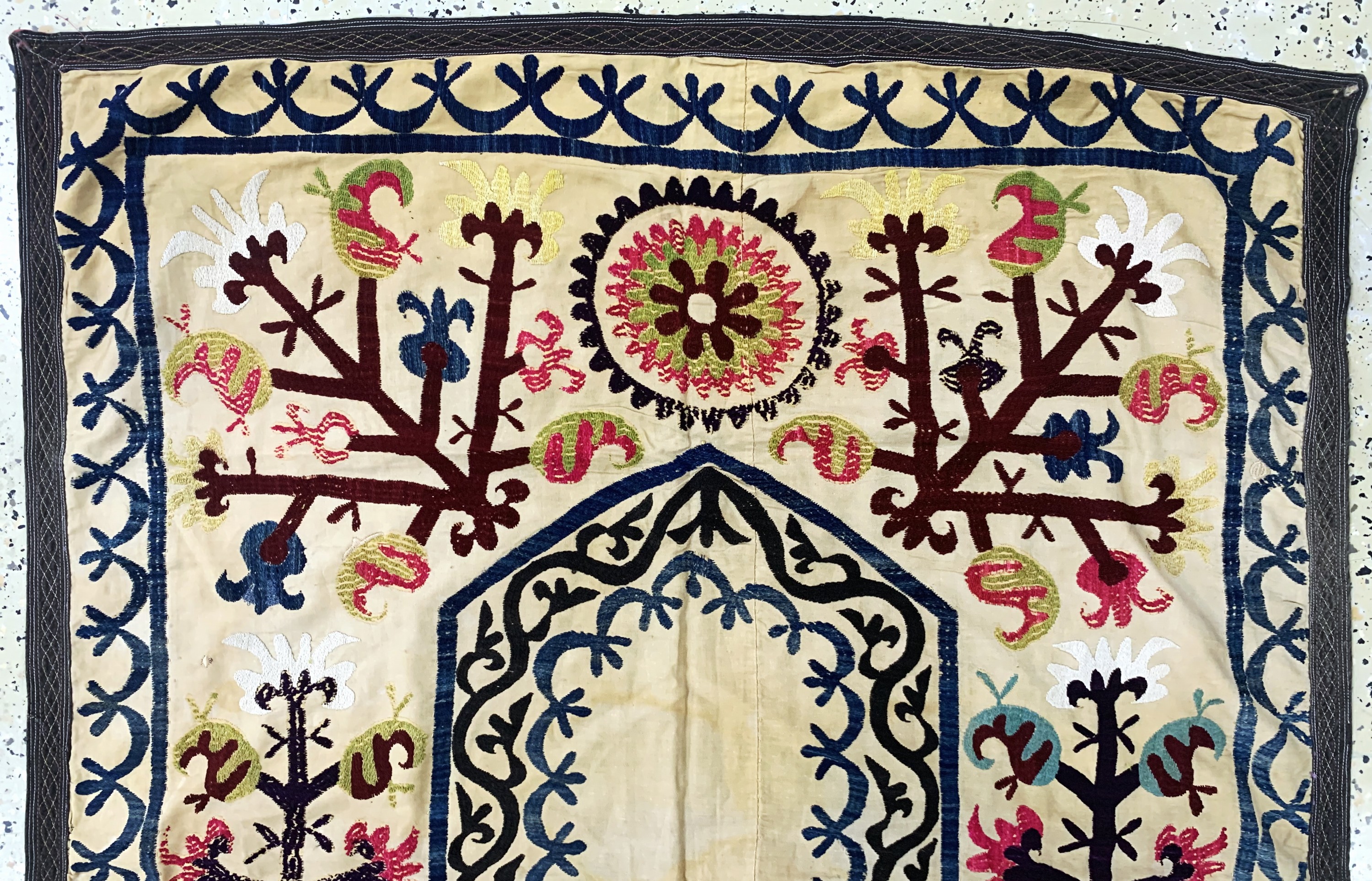 Detail a: Seiden Susani antik, Uzbekistan, um 1900, Seiden-Stickerei, ca. 143 x 103 cm, EHZ: 2-3(fleckig)
