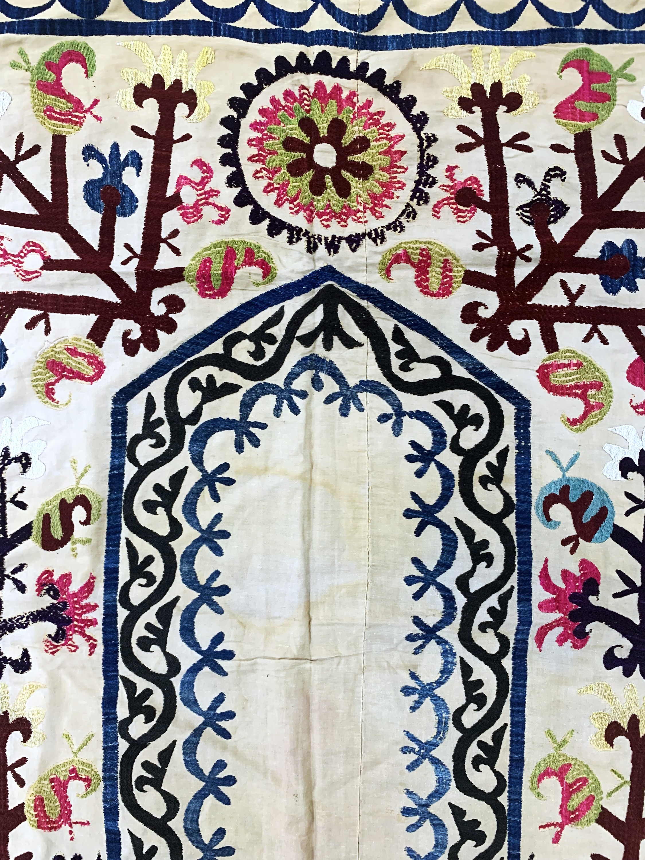 Detail b: Seiden Susani antik, Uzbekistan, um 1900, Seiden-Stickerei, ca. 143 x 103 cm, EHZ: 2-3(fleckig)