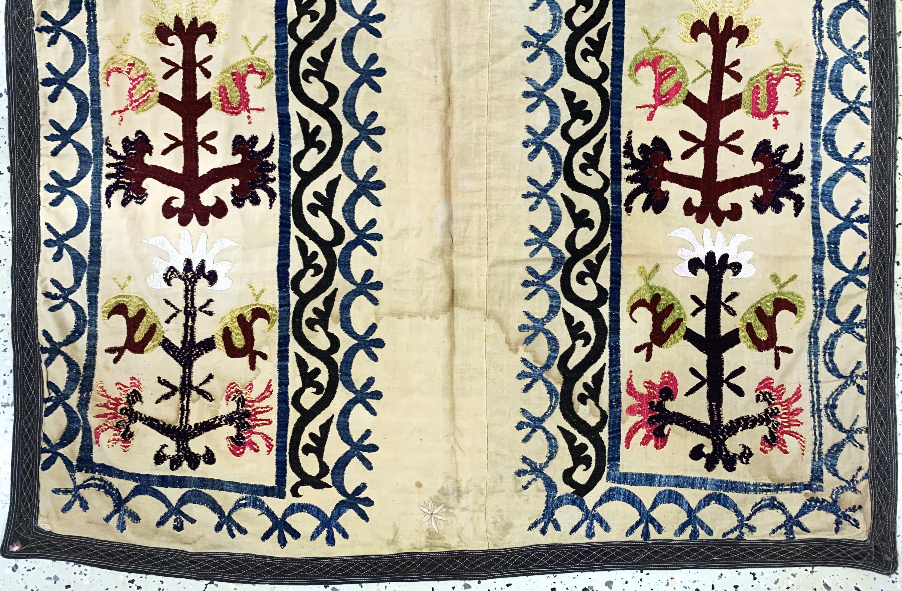 Detail c: Seiden Susani antik, Uzbekistan, um 1900, Seiden-Stickerei, ca. 143 x 103 cm, EHZ: 2-3(fleckig)