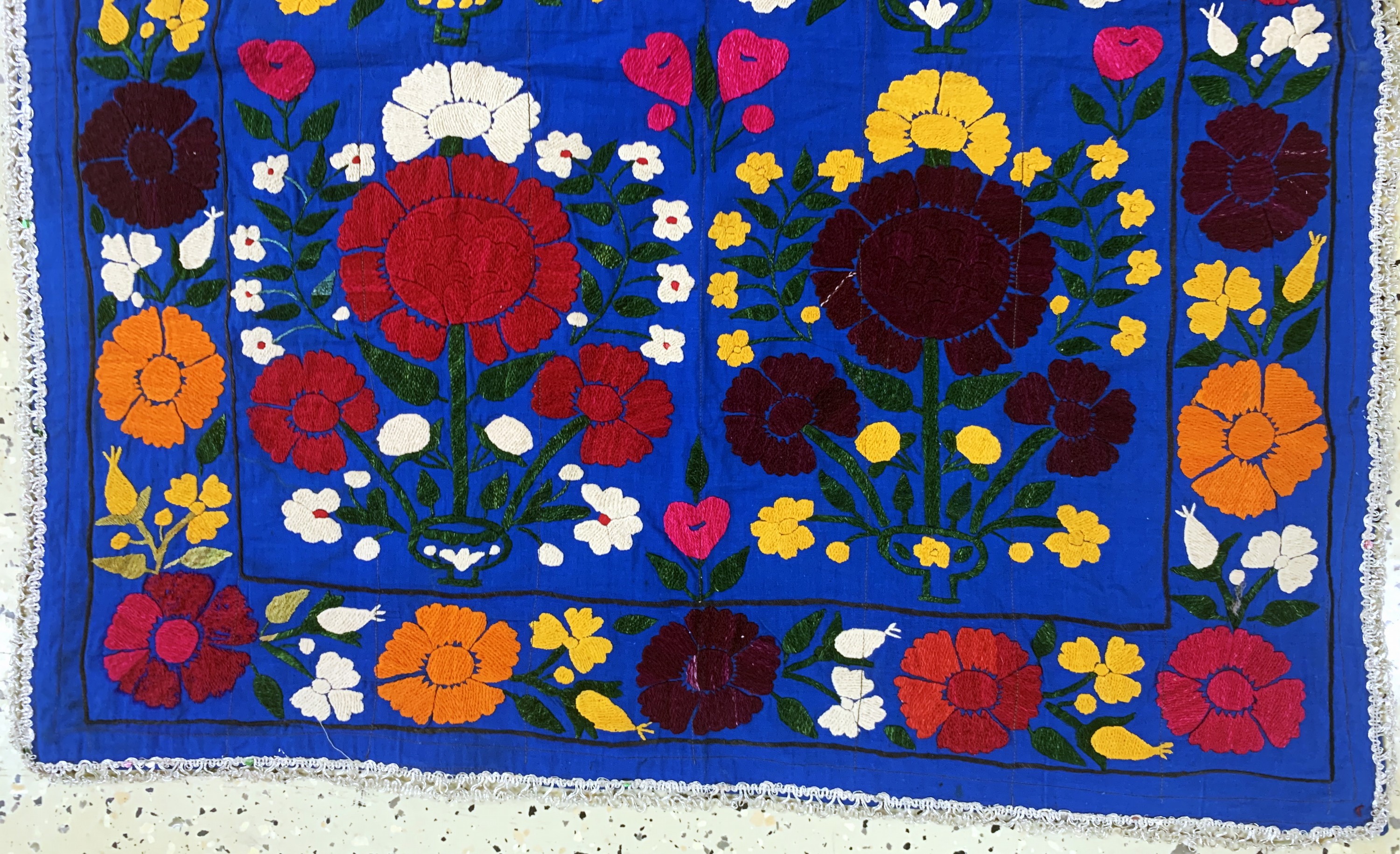 Detail b: Susani, Turkmenistan, Mitte 20.Jhd, Baumwollstickerei, ca. 95 x 85 cm, EHZ: 1-2