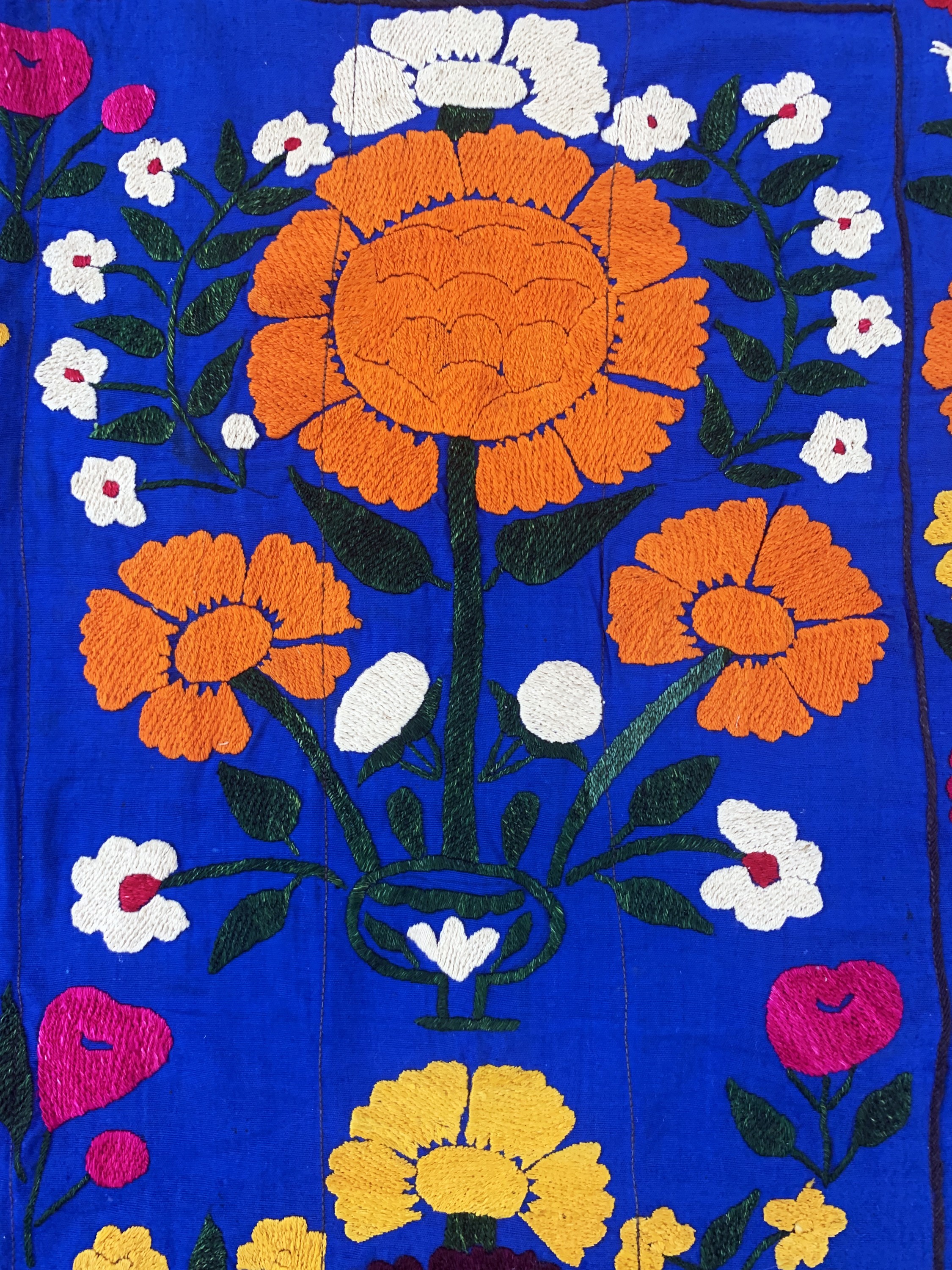 Detail c: Susani, Turkmenistan, Mitte 20.Jhd, Baumwollstickerei, ca. 95 x 85 cm, EHZ: 1-2