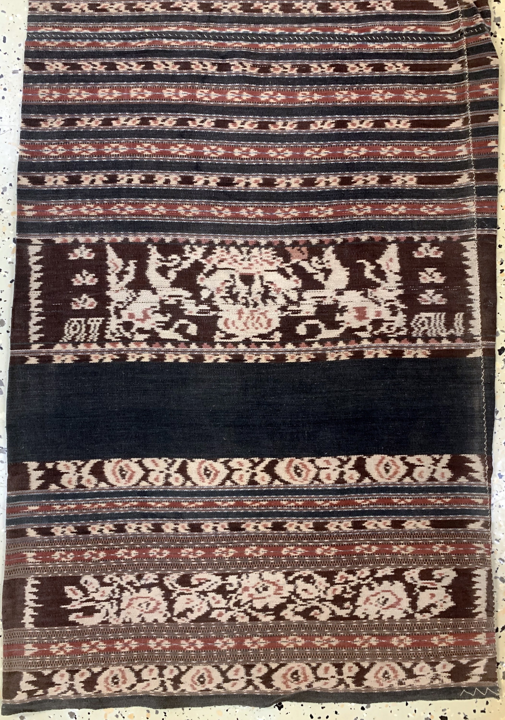 Detail b: Tubular Kleid(traditionlle Kleidung), Sumba, Indonesien, Mitte 20.Jhd, Baumwolle gewebt, ca. 168 x 60 cm, EHZ: 2