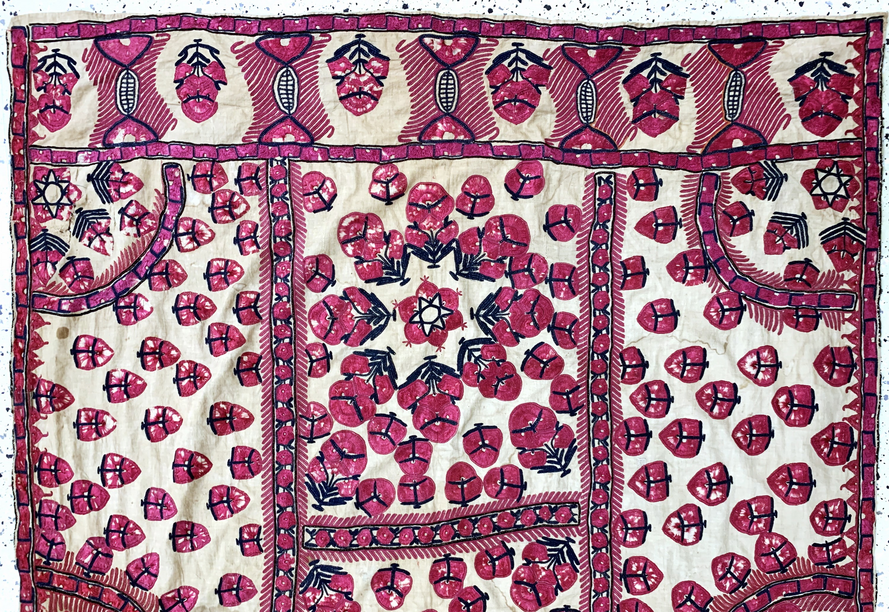 Detail a: Seiden Susani antik, Turkmenistan, um 1900,Seidenstickerei, ca. 210 x 125 cm, EHZ: 2(Risse & verschmutzt)