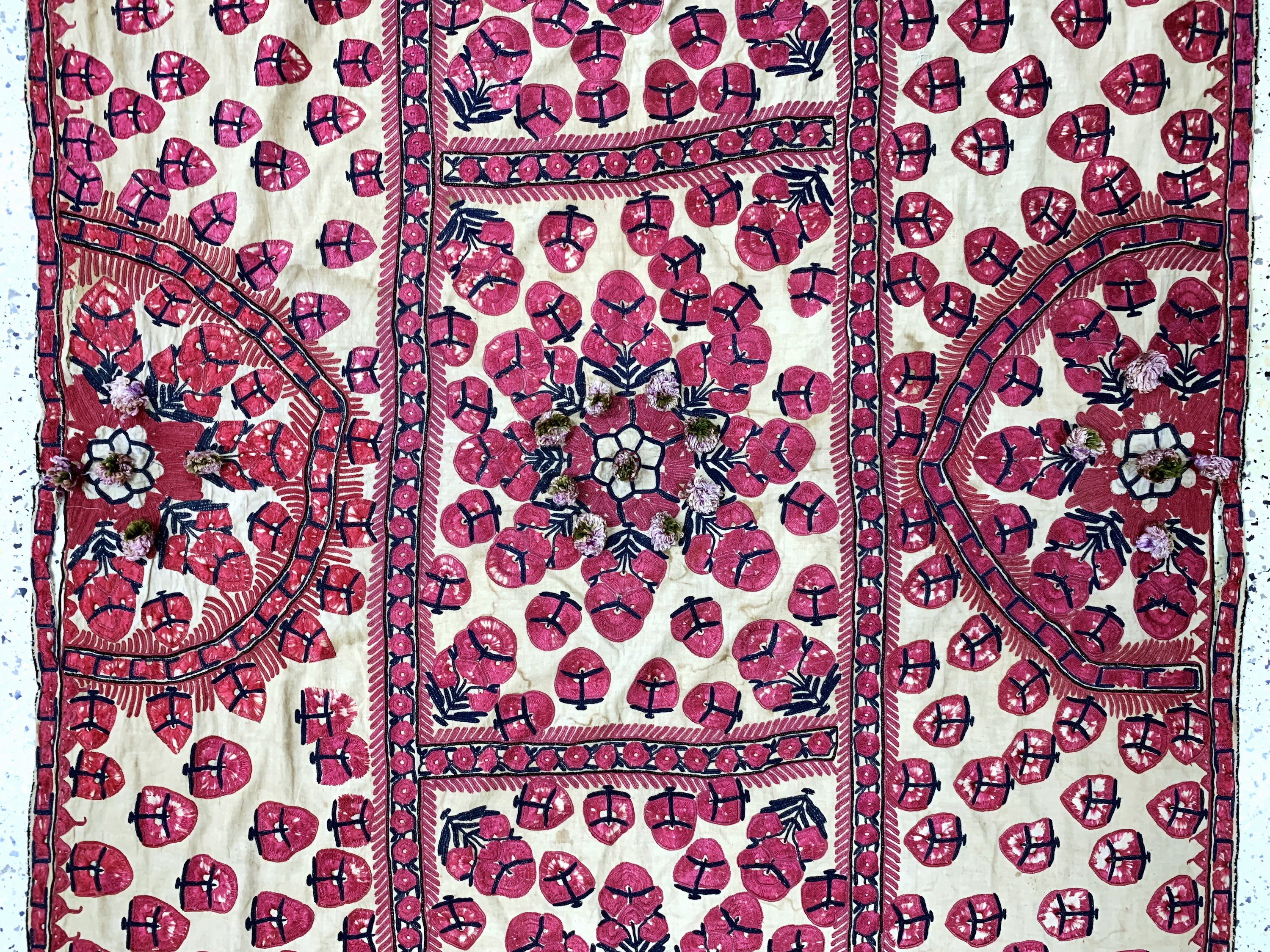 Detail b: Seiden Susani antik, Turkmenistan, um 1900,Seidenstickerei, ca. 210 x 125 cm, EHZ: 2(Risse & verschmutzt)