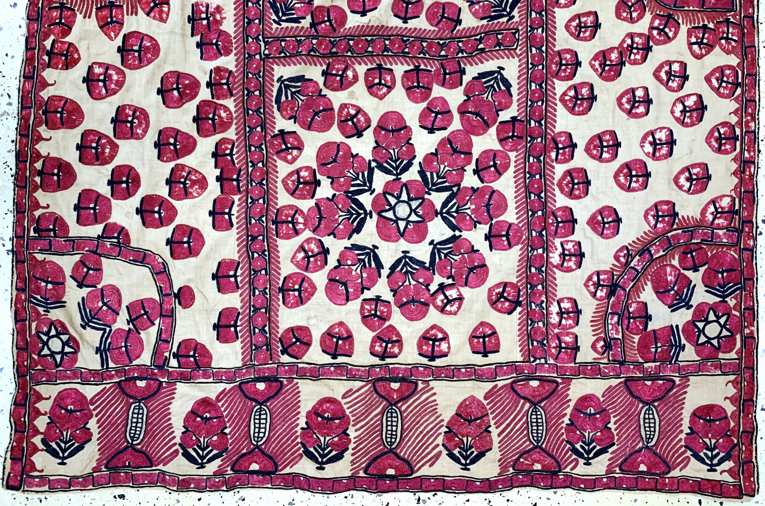 Detail c: Seiden Susani antik, Turkmenistan, um 1900,Seidenstickerei, ca. 210 x 125 cm, EHZ: 2(Risse & verschmutzt)