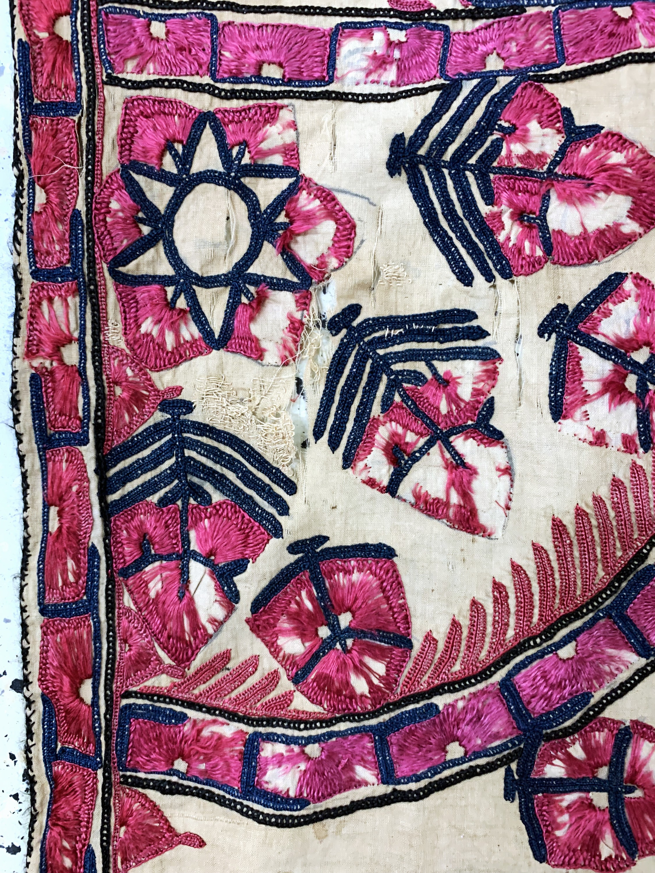 Detail d: Seiden Susani antik, Turkmenistan, um 1900,Seidenstickerei, ca. 210 x 125 cm, EHZ: 2(Risse & verschmutzt)