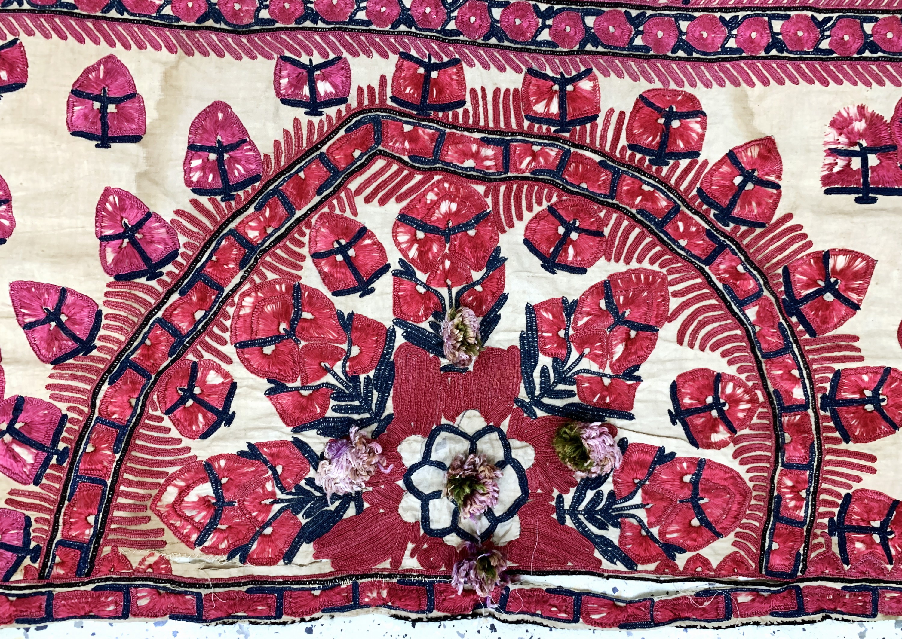 Detail e: Seiden Susani antik, Turkmenistan, um 1900,Seidenstickerei, ca. 210 x 125 cm, EHZ: 2(Risse & verschmutzt)