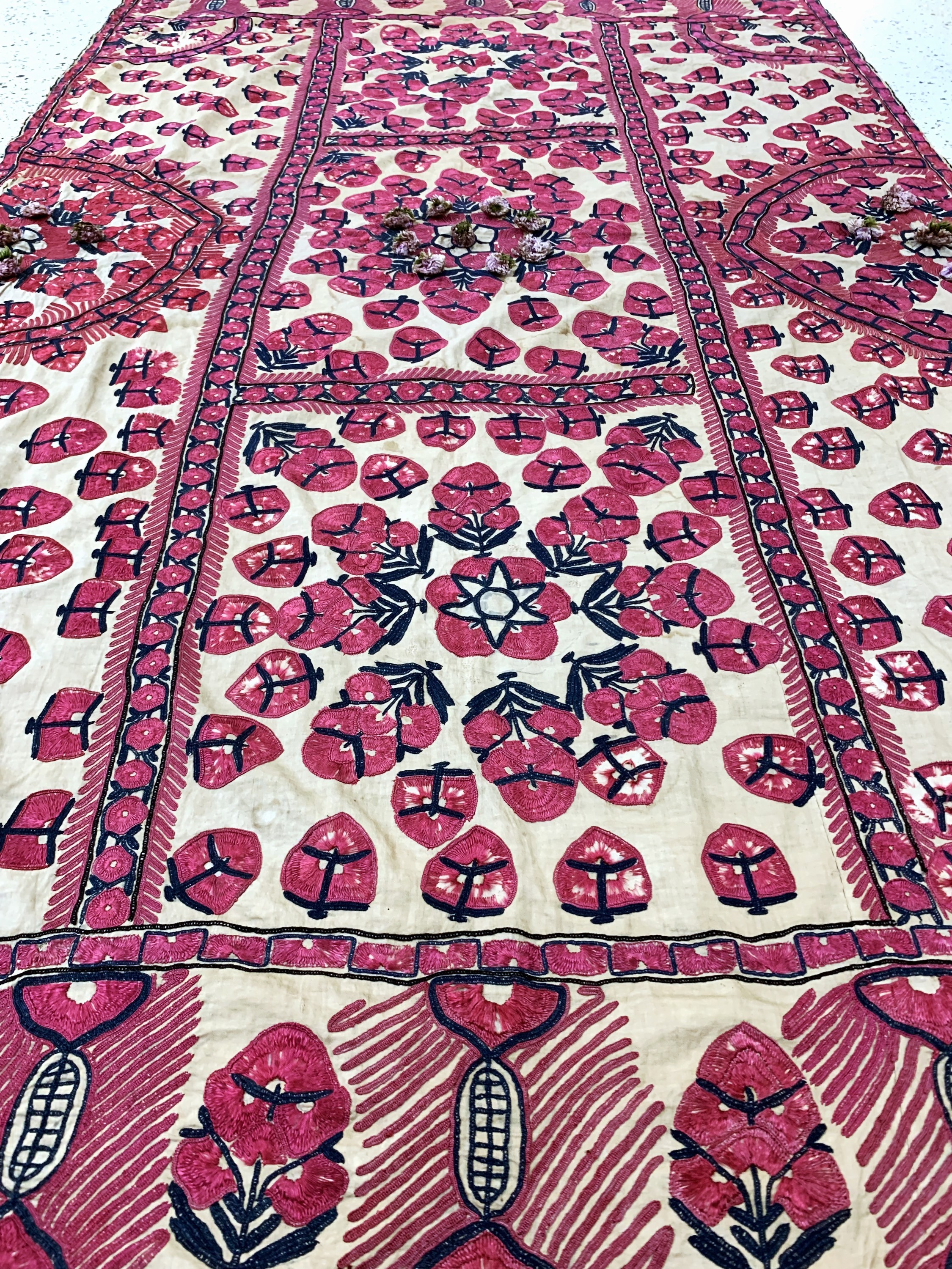 Detail f: Seiden Susani antik, Turkmenistan, um 1900,Seidenstickerei, ca. 210 x 125 cm, EHZ: 2(Risse & verschmutzt)