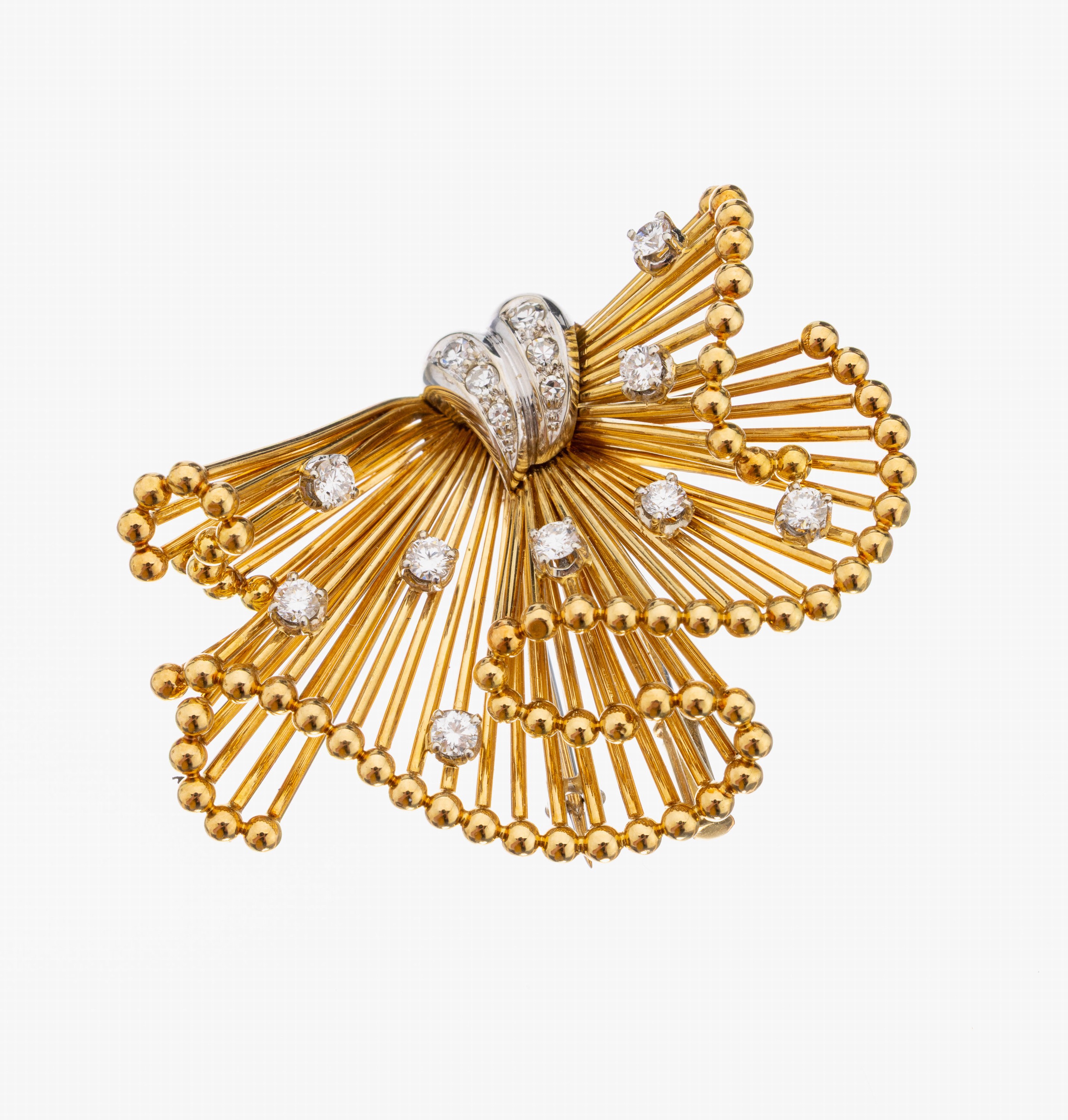 18 kt Gold Diamant-Brosche, GG/WG 750/000, geschwungene Gestaltung aus einzelnen Golddrähten mit Kugelabschluss, 9 Brillanten und 6 8/8-Diamanten ...