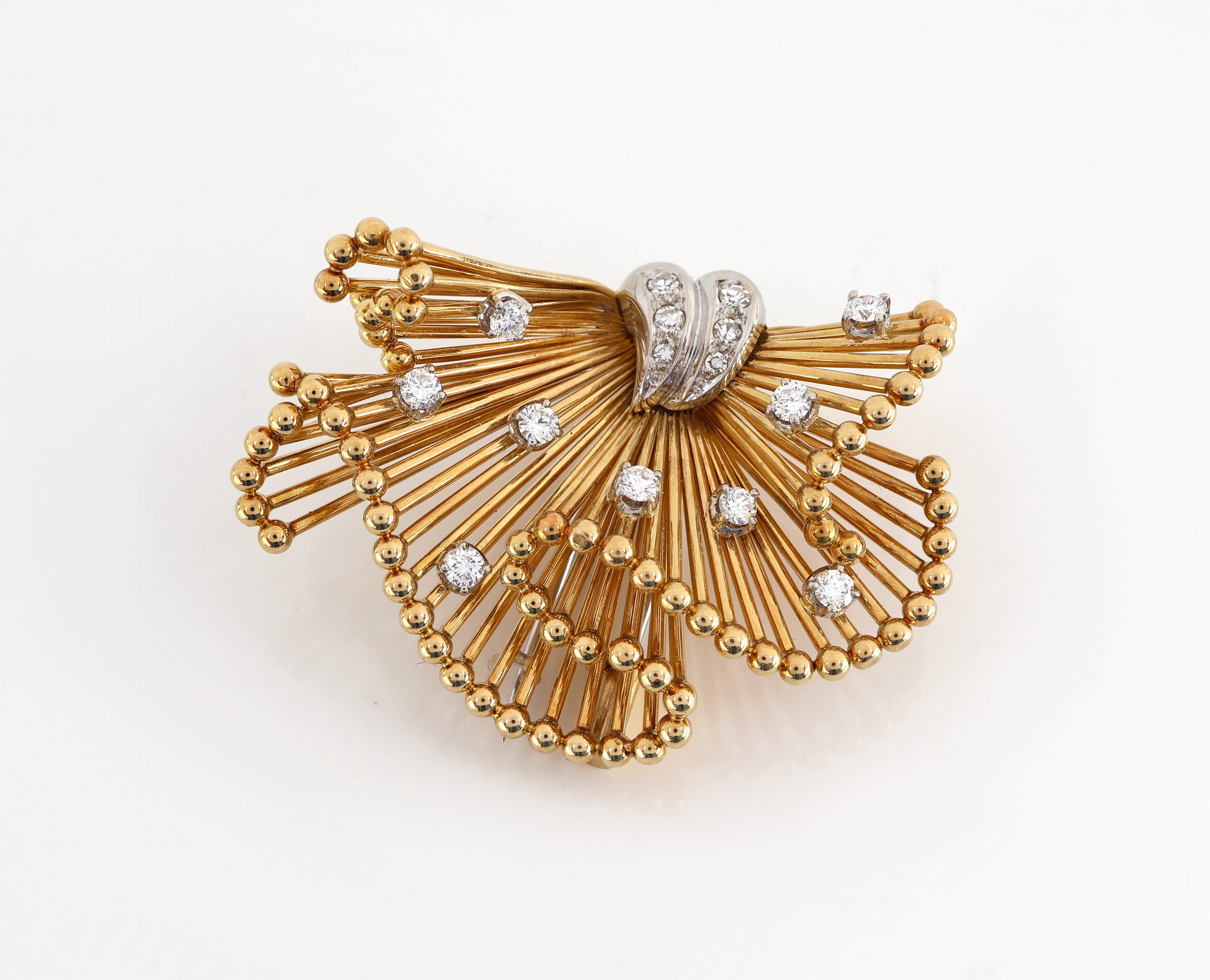 Detail a: 18 kt Gold Diamant-Brosche, GG/WG 750/000, geschwungene Gestaltung aus einzelnen Golddrähten mit Kugelabschluss, 9 Brillanten und 6 8/8-Diamanten ...