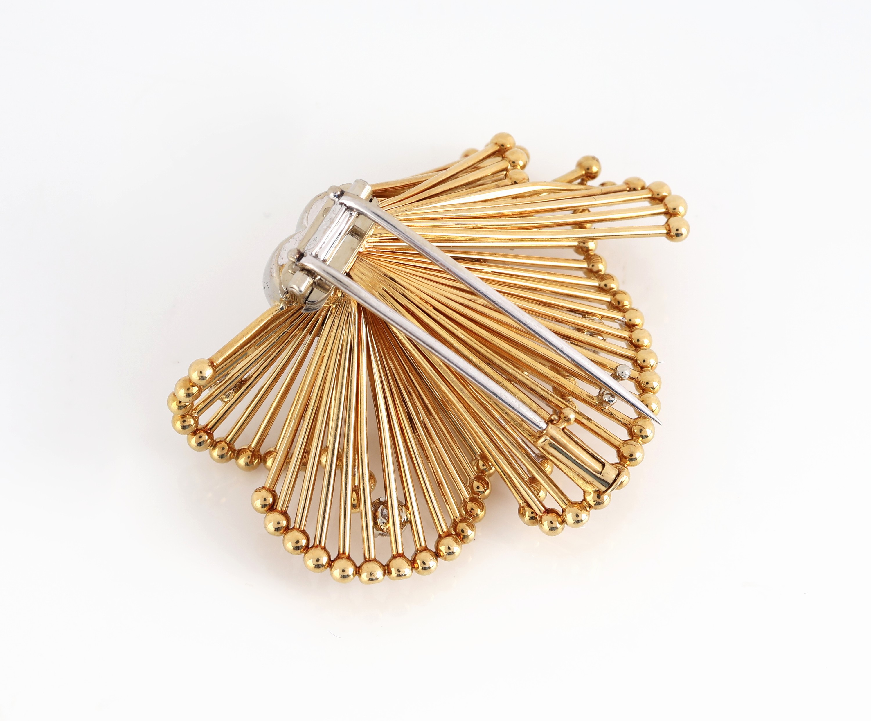 Detail b: 18 kt Gold Diamant-Brosche, GG/WG 750/000, geschwungene Gestaltung aus einzelnen Golddrähten mit Kugelabschluss, 9 Brillanten und 6 8/8-Diamanten ...