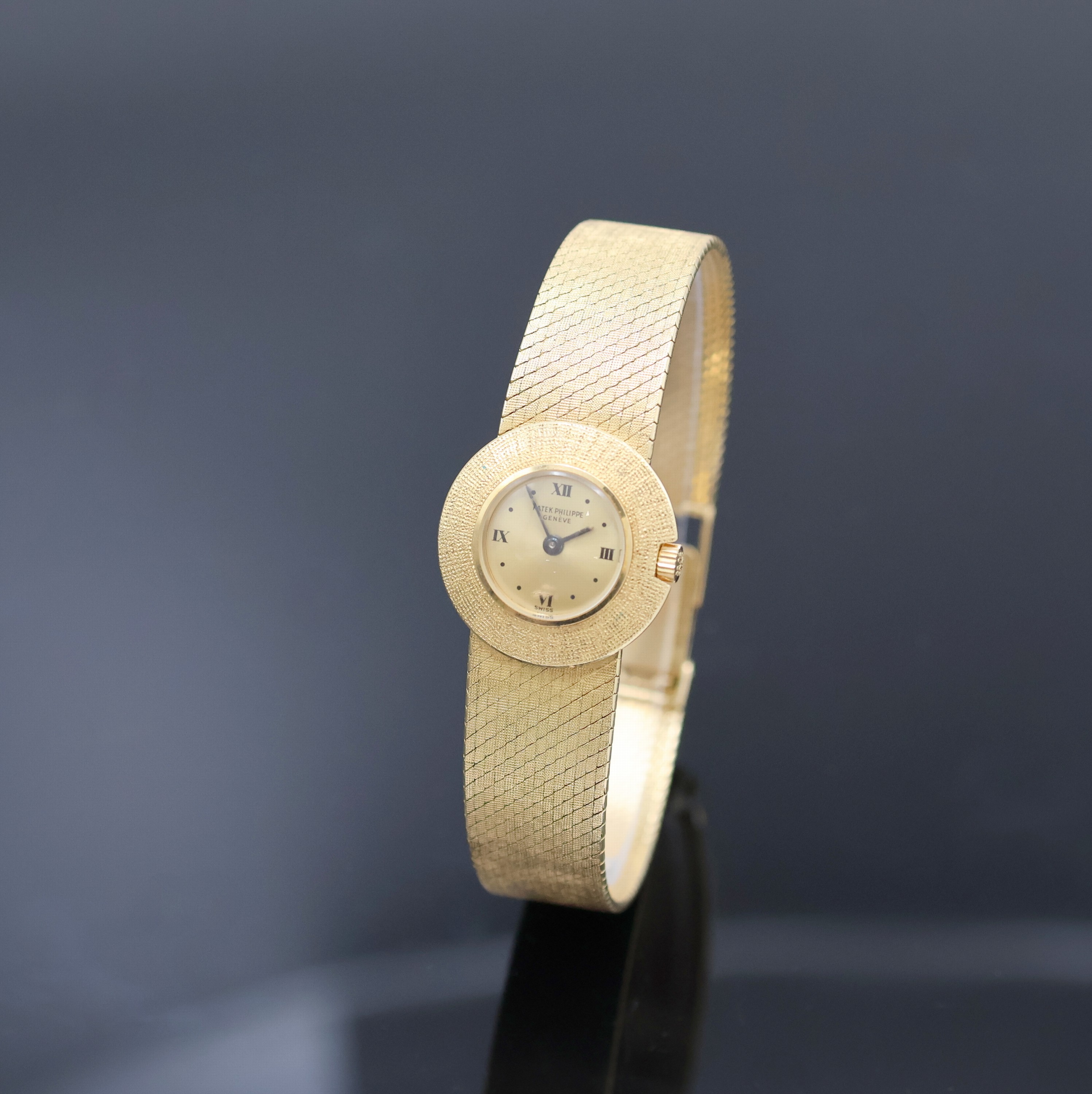 PATEK PHILIPPE Calatrava Damenarmbanduhr in GG 750/000 Referenz 3344, Schweiz um 1967, Handaufzug, orig. Milanaiseband, Boden aufgedr., ...