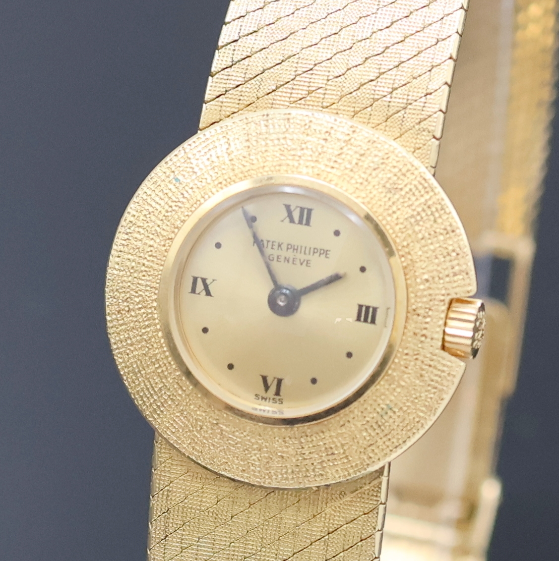 Detail a: PATEK PHILIPPE Calatrava Damenarmbanduhr in GG 750/000 Referenz 3344, Schweiz um 1967, Handaufzug, orig. Milanaiseband, Boden aufgedr., ...