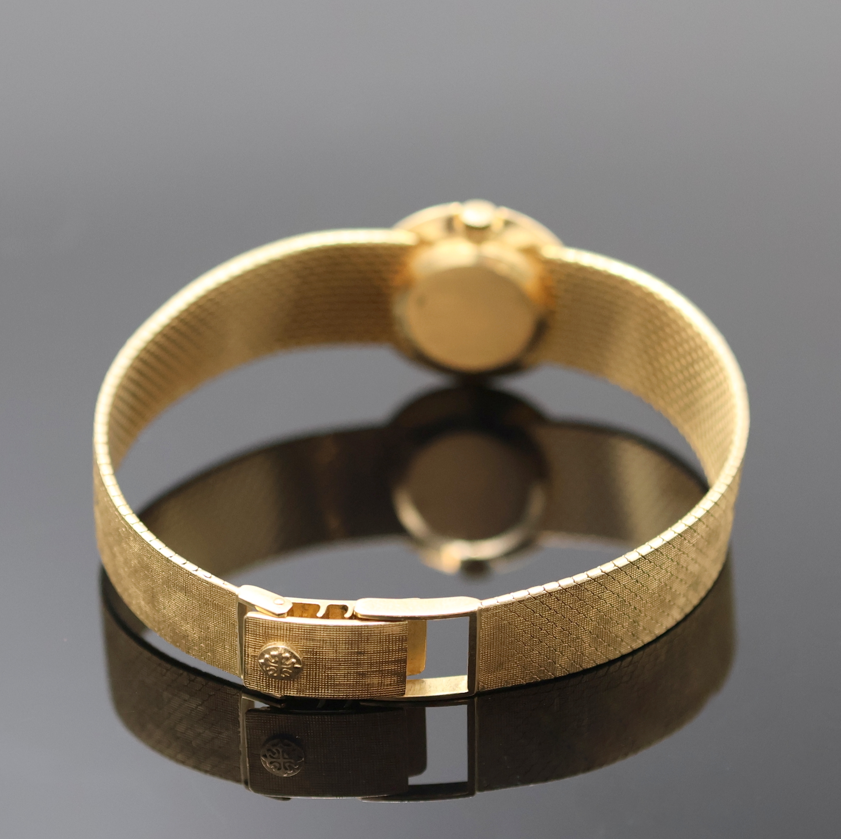 Detail b: PATEK PHILIPPE Calatrava Damenarmbanduhr in GG 750/000 Referenz 3344, Schweiz um 1967, Handaufzug, orig. Milanaiseband, Boden aufgedr., ...