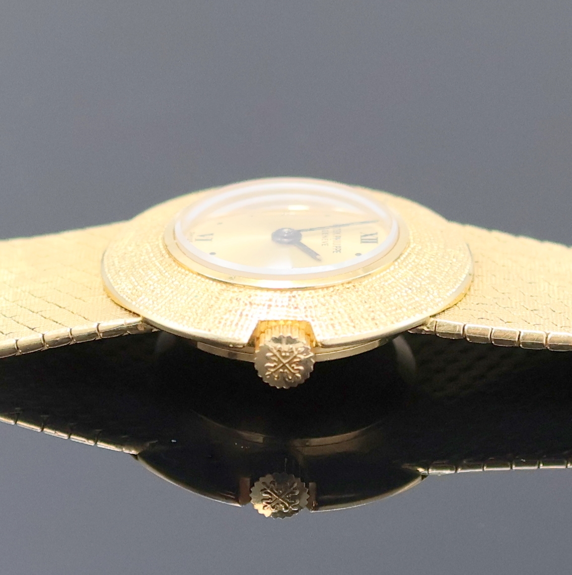 Detail c: PATEK PHILIPPE Calatrava Damenarmbanduhr in GG 750/000 Referenz 3344, Schweiz um 1967, Handaufzug, orig. Milanaiseband, Boden aufgedr., ...