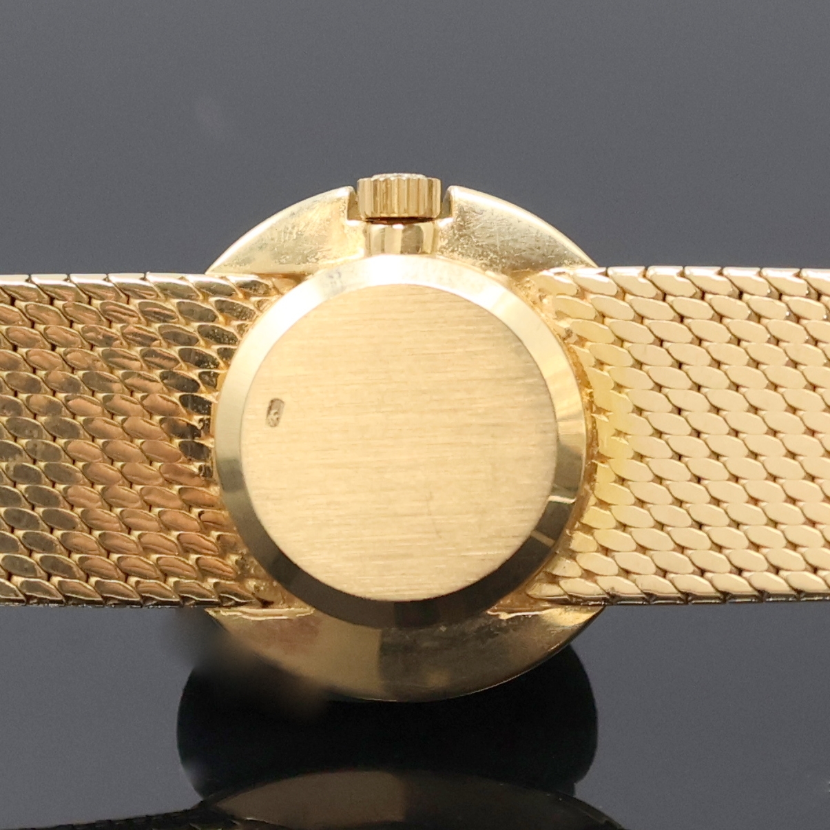 Detail e: PATEK PHILIPPE Calatrava Damenarmbanduhr in GG 750/000 Referenz 3344, Schweiz um 1967, Handaufzug, orig. Milanaiseband, Boden aufgedr., ...