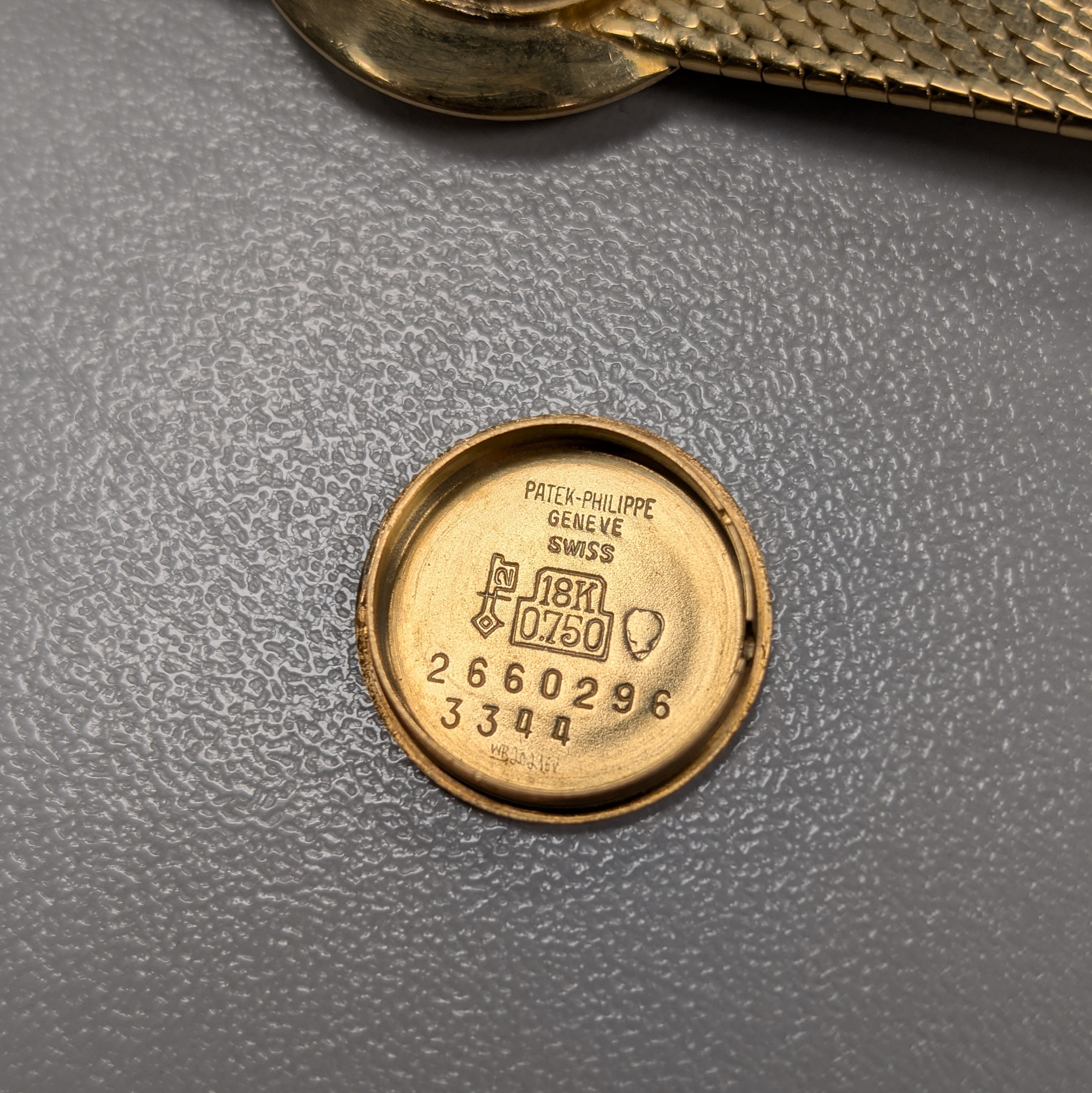 Detail g: PATEK PHILIPPE Calatrava Damenarmbanduhr in GG 750/000 Referenz 3344, Schweiz um 1967, Handaufzug, orig. Milanaiseband, Boden aufgedr., ...