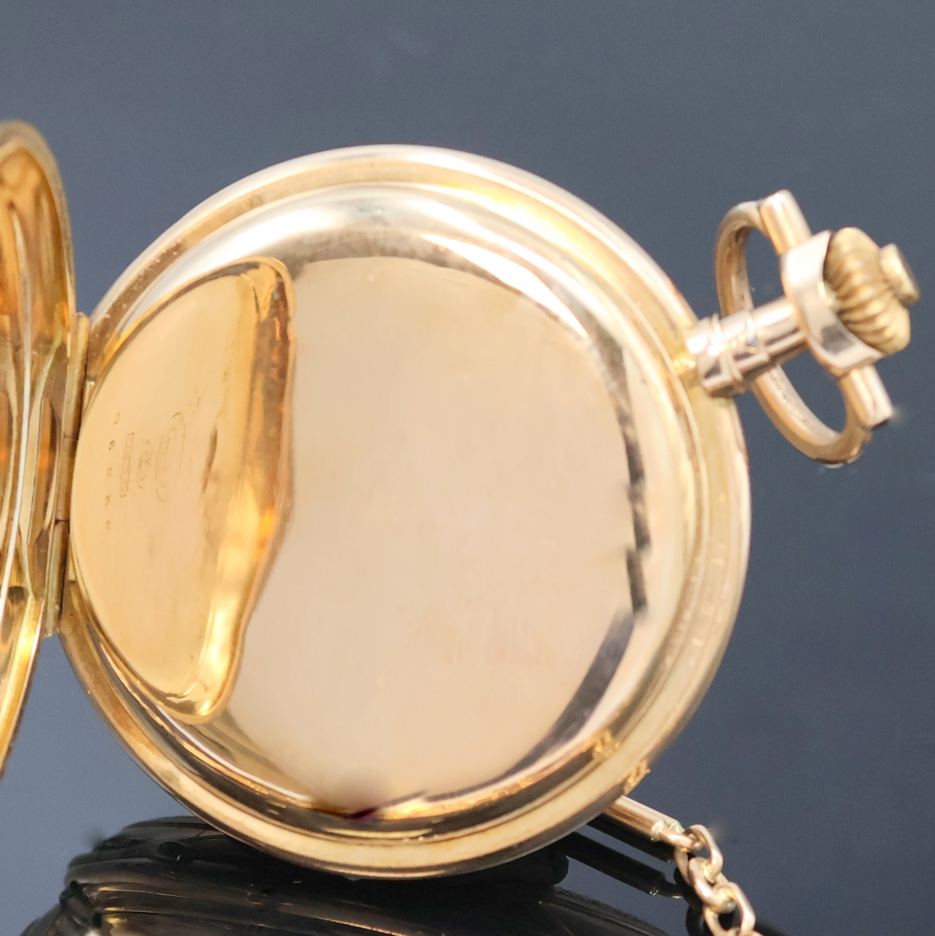 Detail c: A. LANGE & SÖHNE Savonette in RG 750/000 an Uhrenkette in RG 585/000, Deutschland um 1890, grav. 3-Deckel Goldgeh., Sprungdeckel m. Monogramm, ...