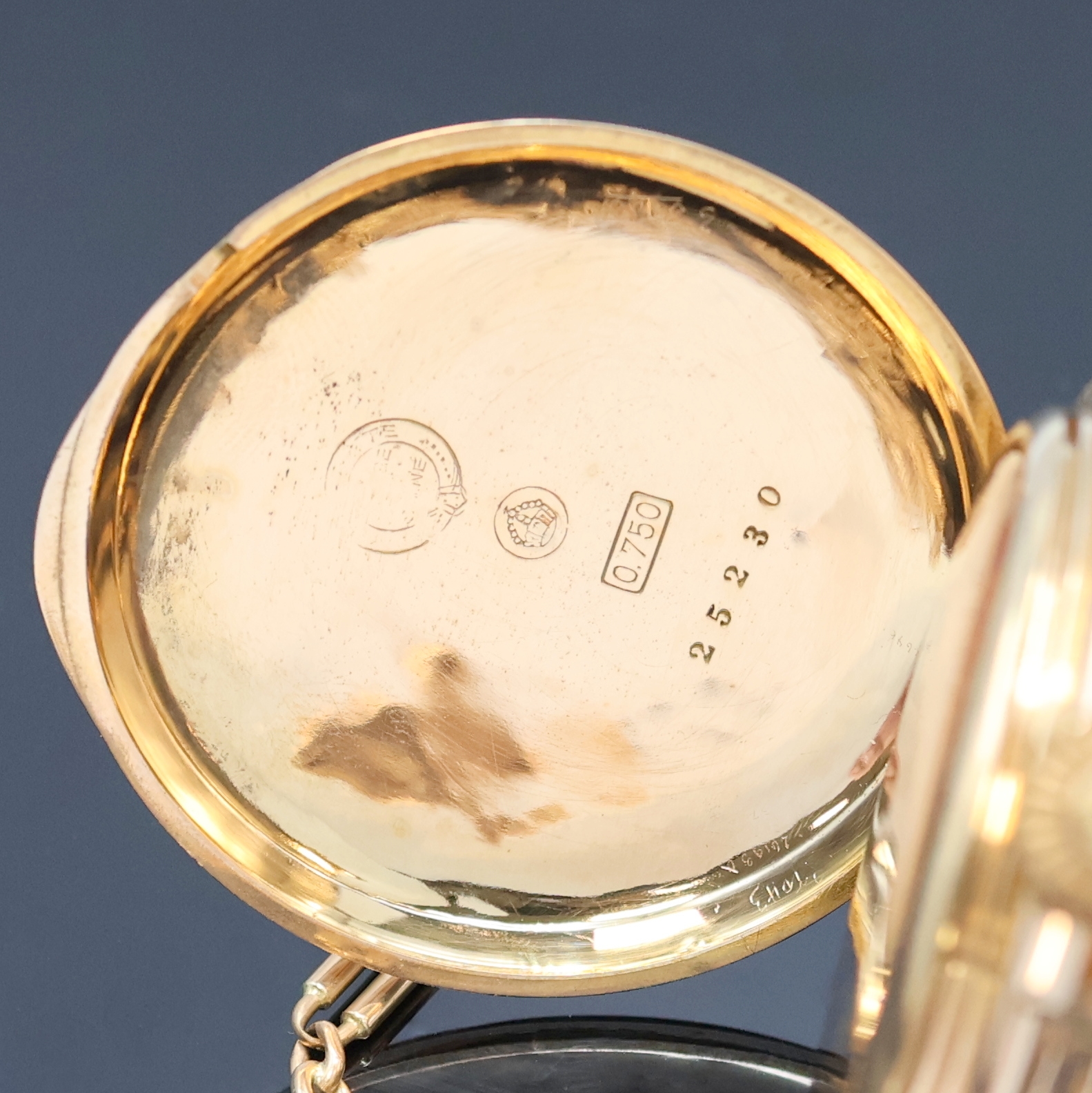 Detail d: A. LANGE & SÖHNE Savonette in RG 750/000 an Uhrenkette in RG 585/000, Deutschland um 1890, grav. 3-Deckel Goldgeh., Sprungdeckel m. Monogramm, ...