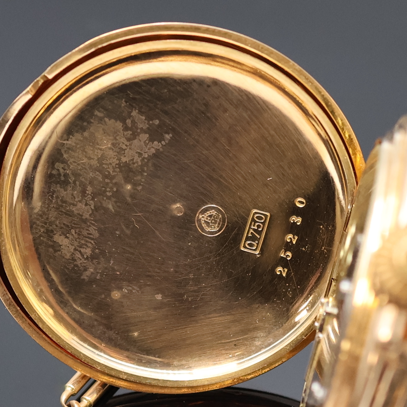 Detail e: A. LANGE & SÖHNE Savonette in RG 750/000 an Uhrenkette in RG 585/000, Deutschland um 1890, grav. 3-Deckel Goldgeh., Sprungdeckel m. Monogramm, ...