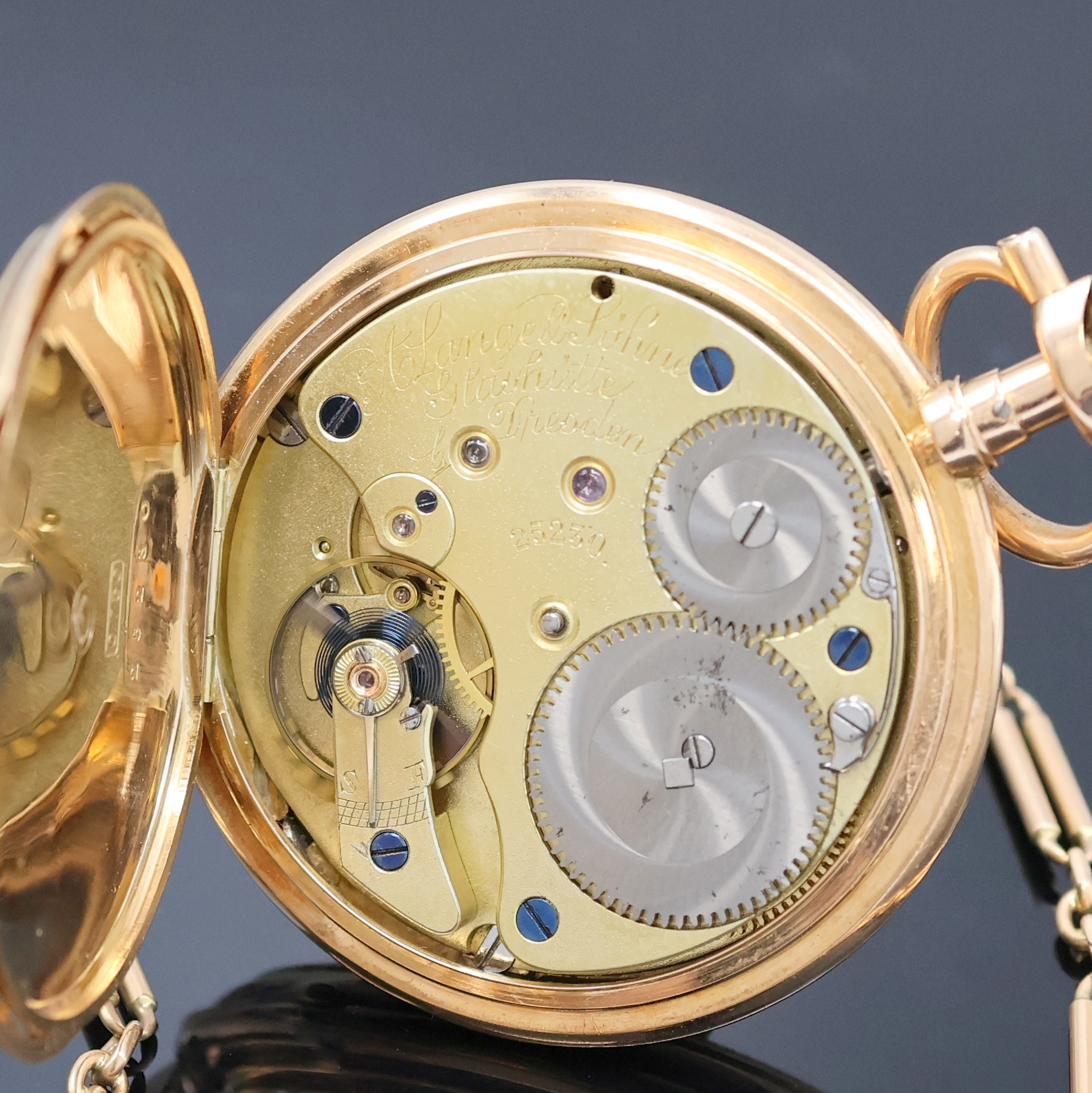 Detail f: A. LANGE & SÖHNE Savonette in RG 750/000 an Uhrenkette in RG 585/000, Deutschland um 1890, grav. 3-Deckel Goldgeh., Sprungdeckel m. Monogramm, ...