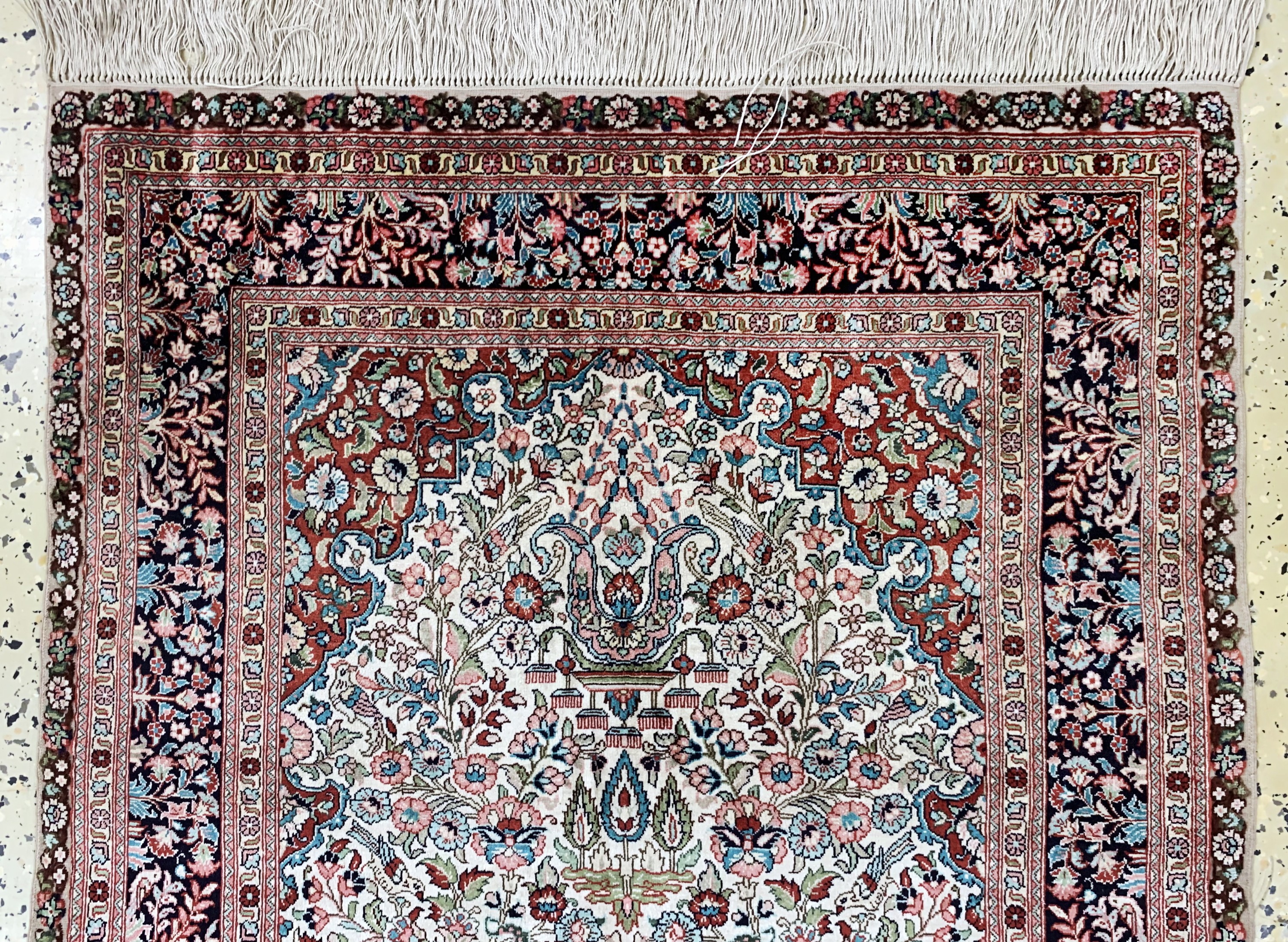 Detail a: Hereke Seide fein, China, Mitte 20.Jhd, reine Naturseide, ca. 125 x 80 cm, EHZ: 2