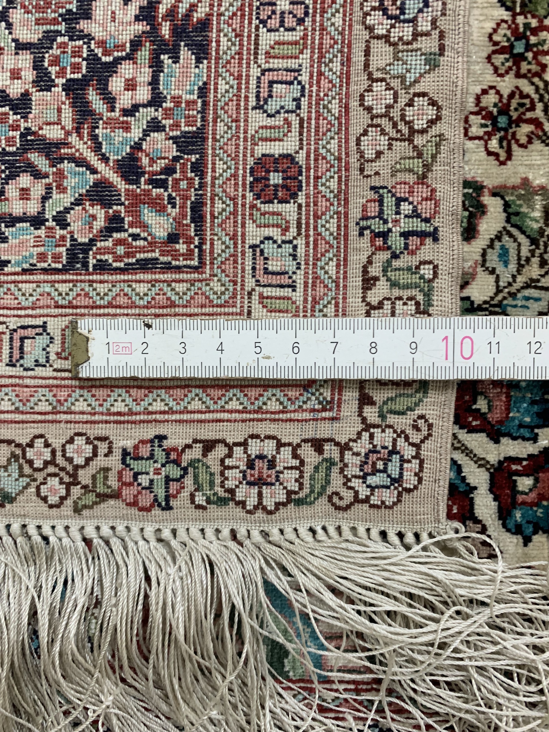 Detail d: Hereke Seide fein, China, Mitte 20.Jhd, reine Naturseide, ca. 125 x 80 cm, EHZ: 2