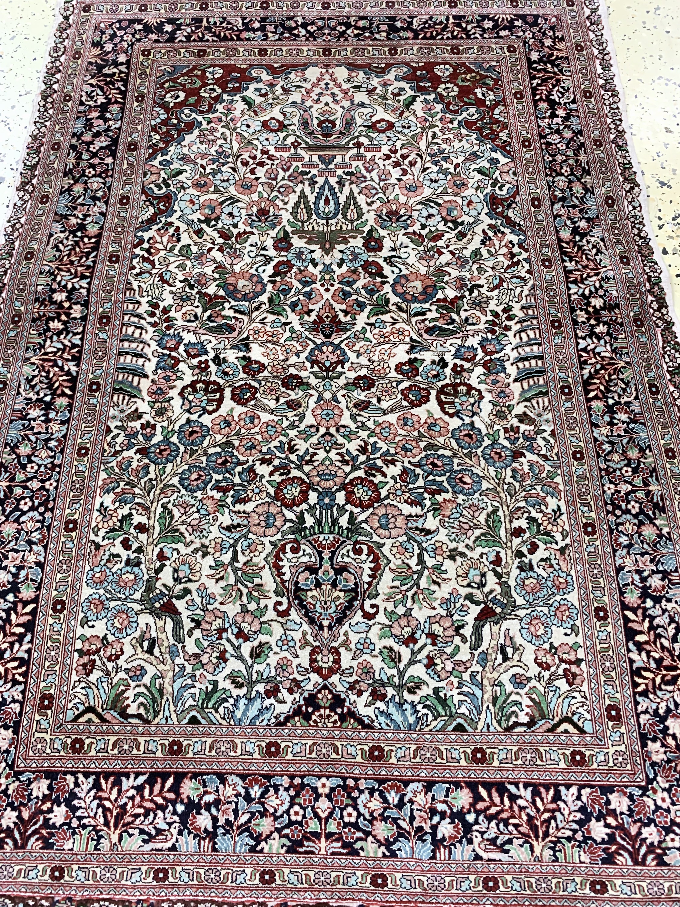 Detail c: Hereke Seide fein, China, Mitte 20.Jhd, reine Naturseide, ca. 120 x 80 cm, EHZ: 2