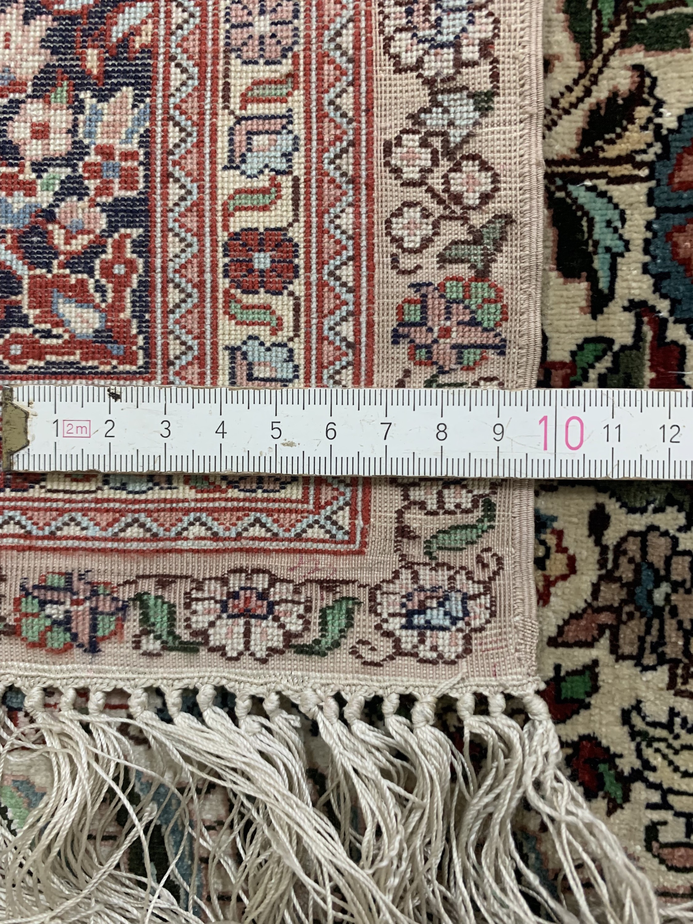 Detail d: Hereke Seide fein, China, Mitte 20.Jhd, reine Naturseide, ca. 120 x 80 cm, EHZ: 2