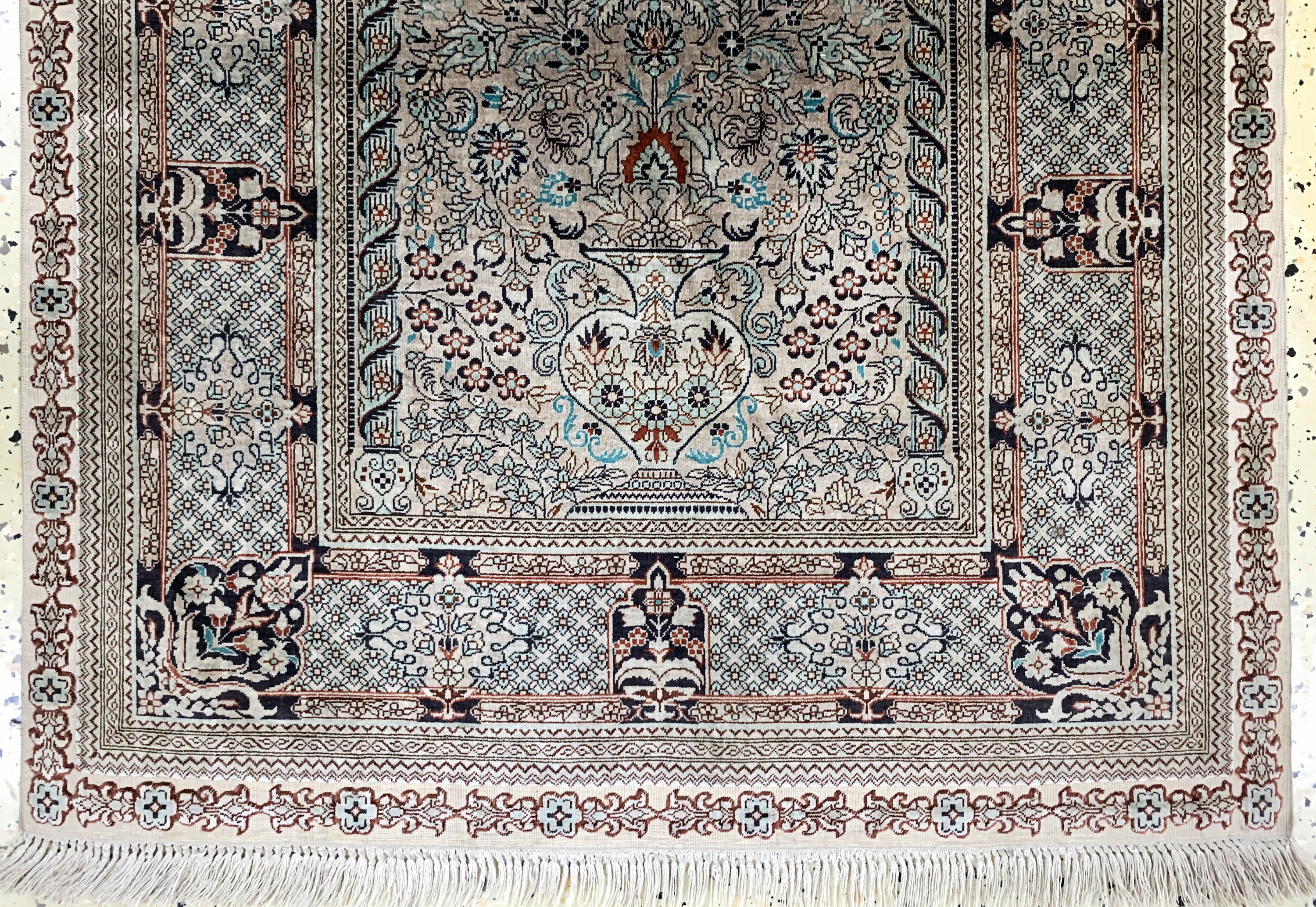 Detail b: Hereke Seide fein, China, Mitte 20.Jhd, reine Naturseide, ca. 123 x 78 cm, EHZ: 2
