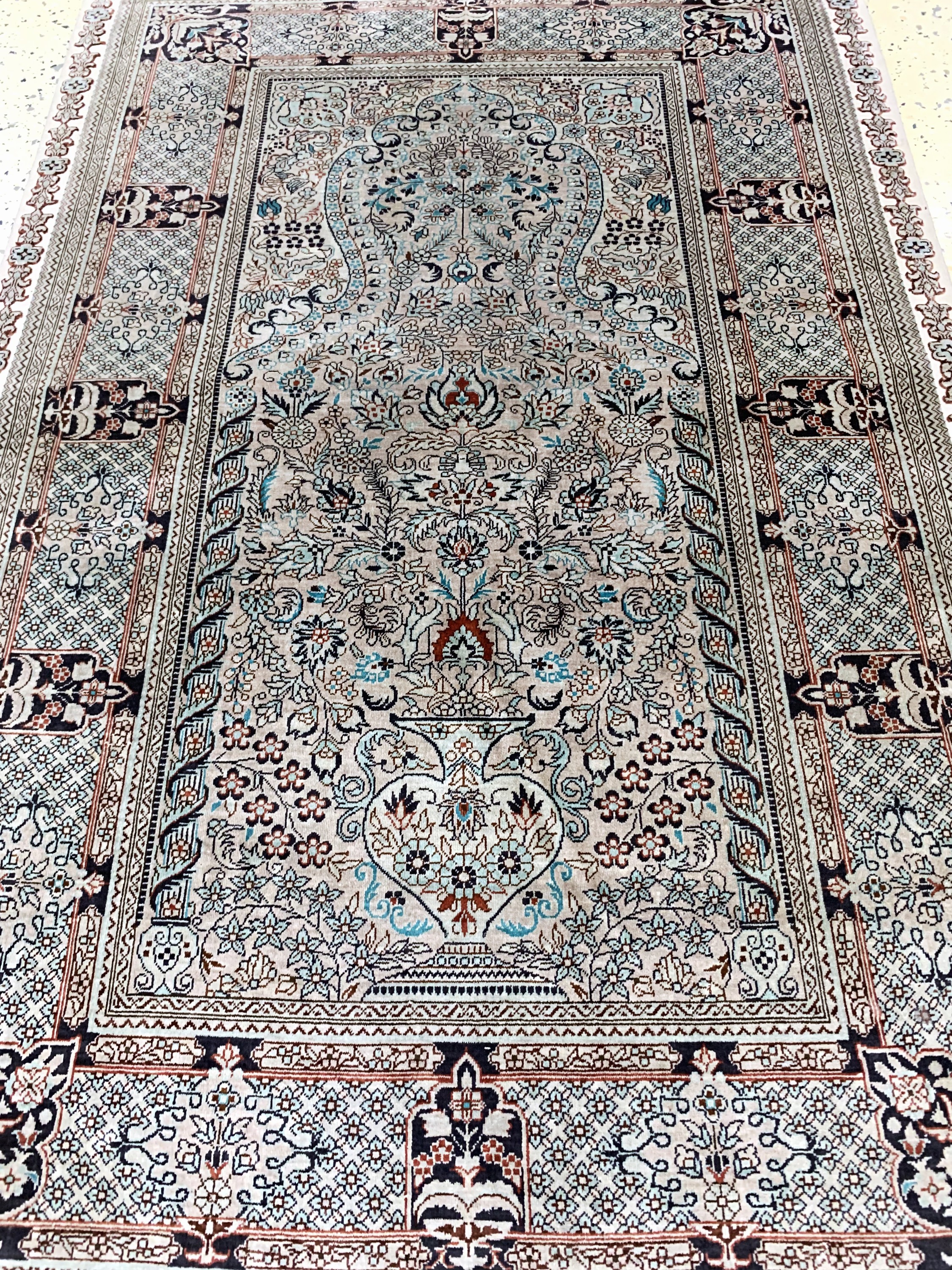 Detail c: Hereke Seide fein, China, Mitte 20.Jhd, reine Naturseide, ca. 123 x 78 cm, EHZ: 2