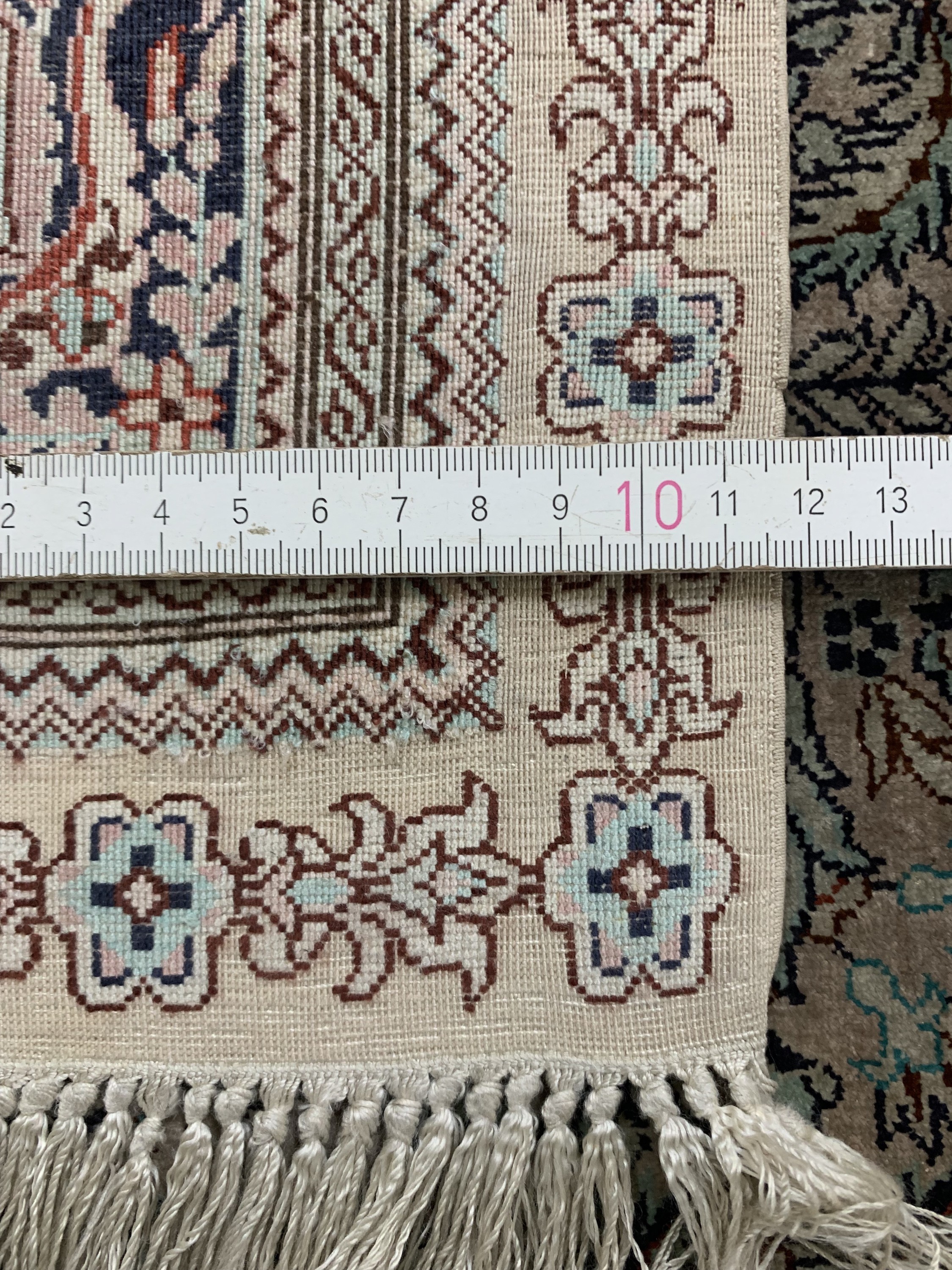 Detail d: Hereke Seide fein, China, Mitte 20.Jhd, reine Naturseide, ca. 123 x 78 cm, EHZ: 2
